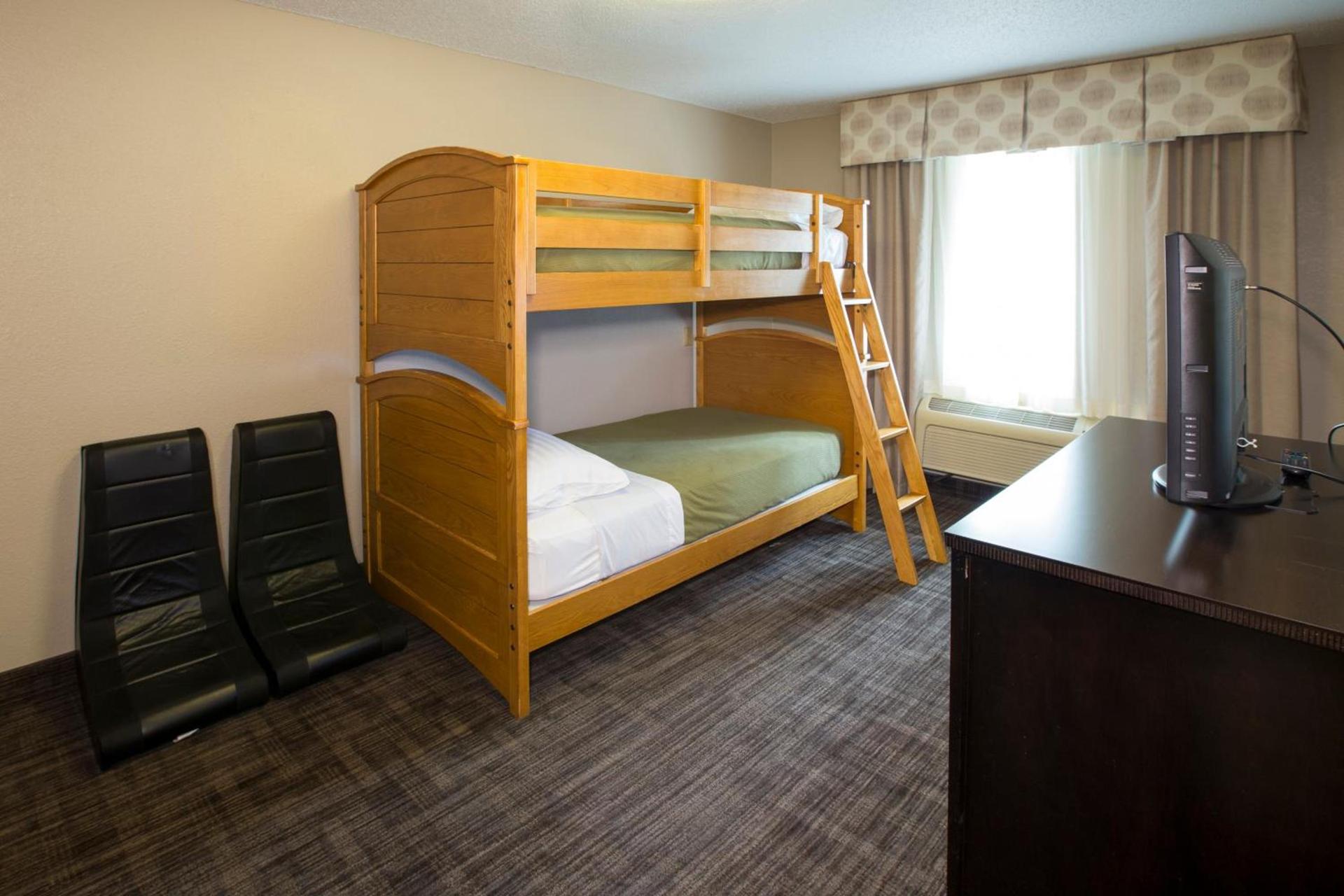 Holiday Inn Express Hotel & Suites-Saint Joseph by IHG photo 68