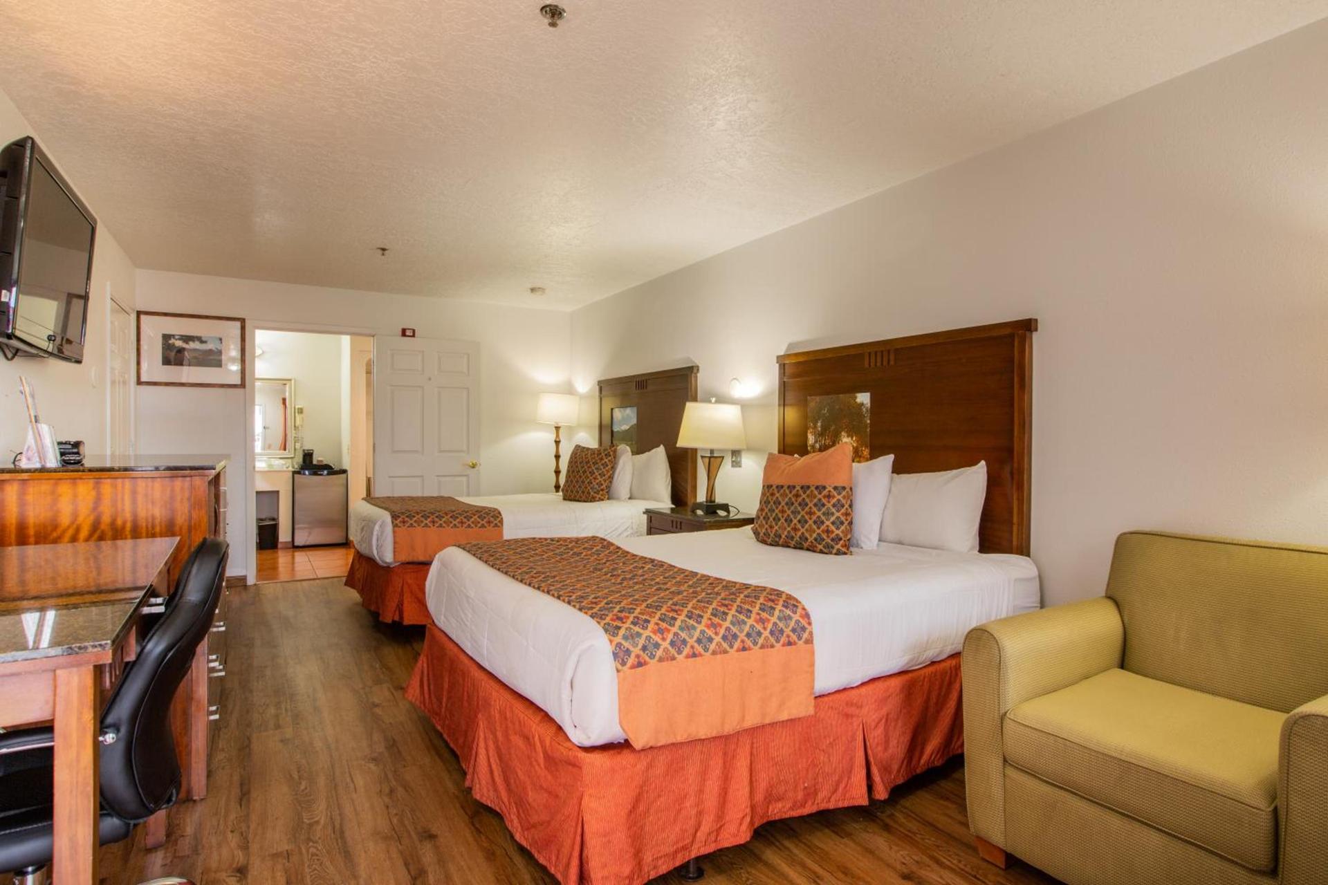Sandia Peak Inn Old Town ABQ, a Howard Johnson by Wyndham photo 12