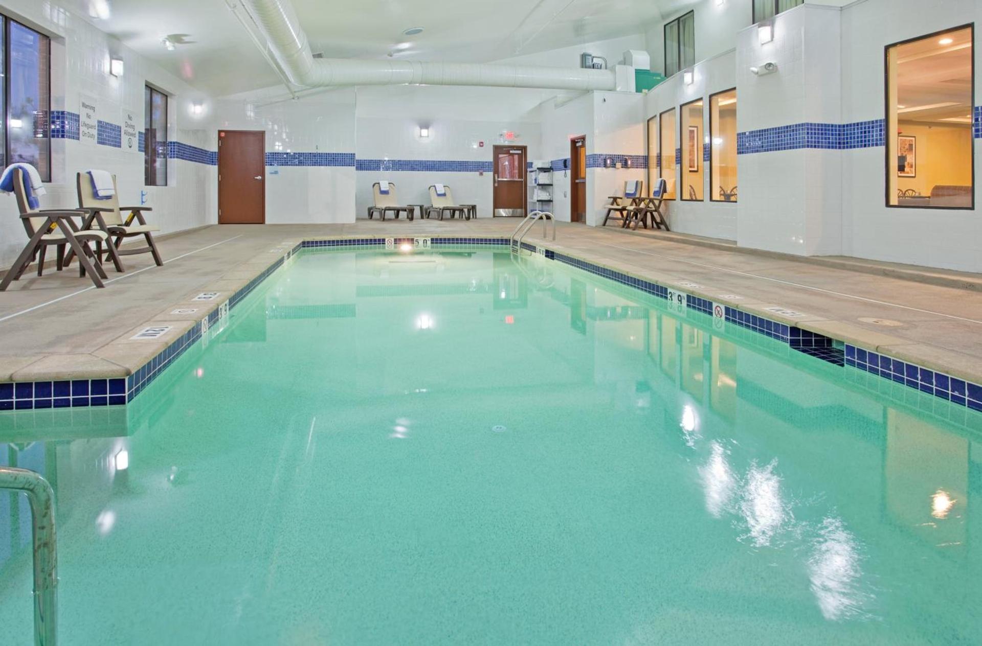 Holiday Inn Express Hotel & Suites St. Charles by IHG photo 26