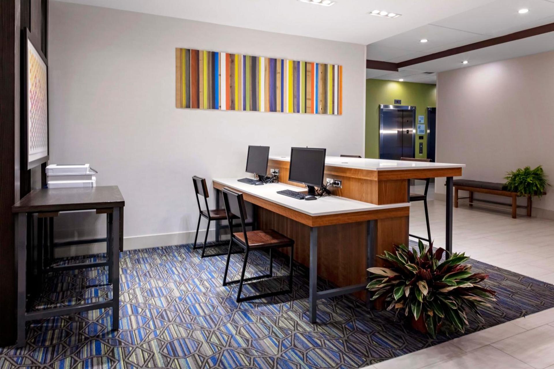 Holiday Inn Express & Suites - Madison by IHG photo 31
