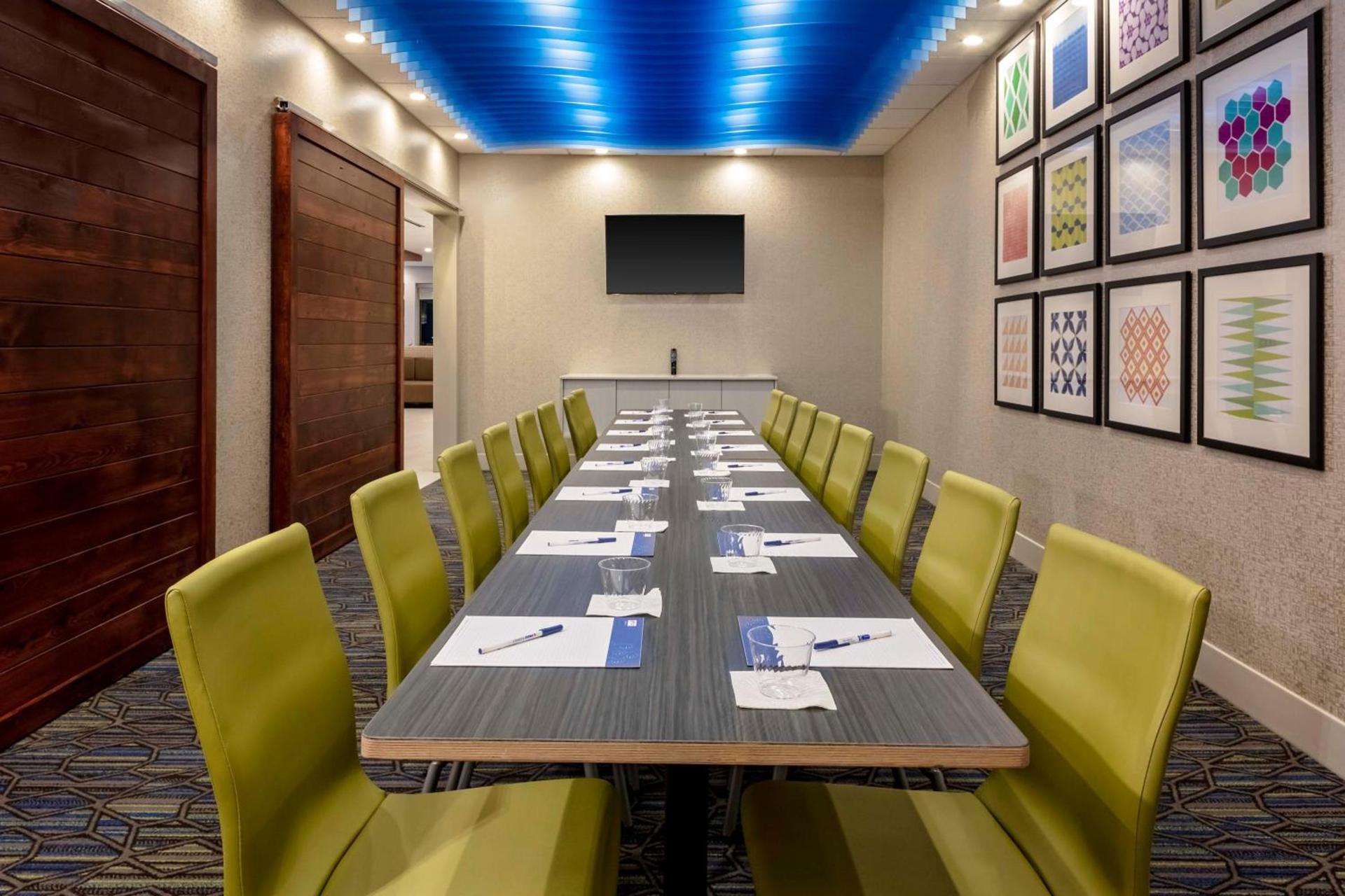 Holiday Inn Express & Suites - Madison by IHG photo 18