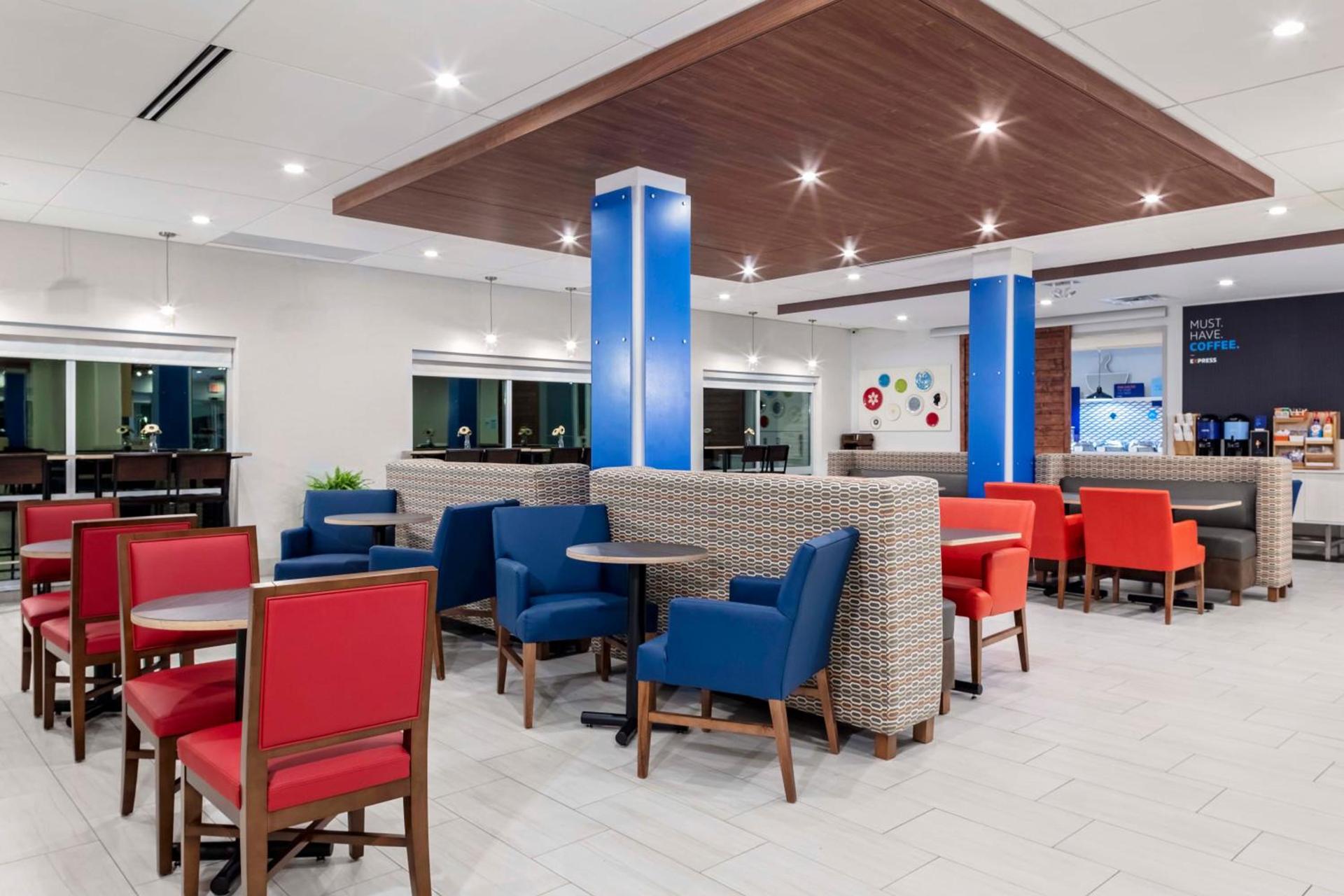 Holiday Inn Express & Suites - Madison by IHG photo 5