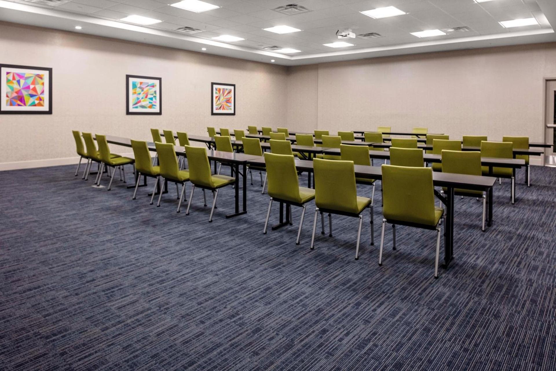Holiday Inn Express & Suites - Madison by IHG photo 11