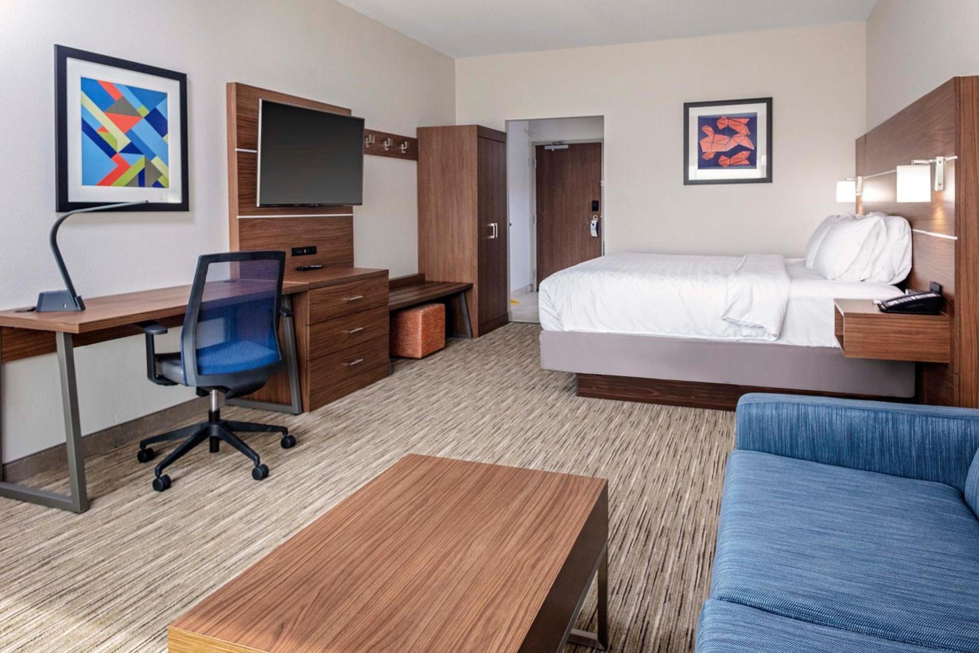 Holiday Inn Express & Suites - Madison by IHG photo 13