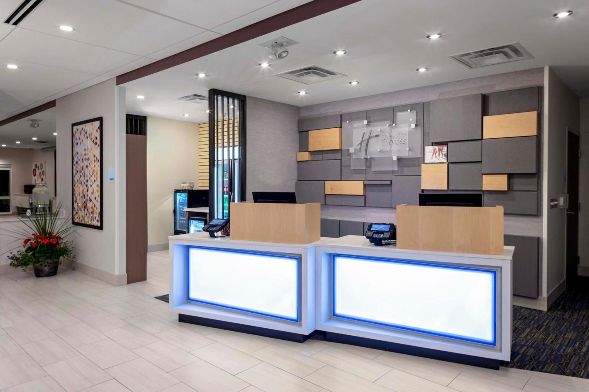 Holiday Inn Express & Suites - Madison by IHG photo 20