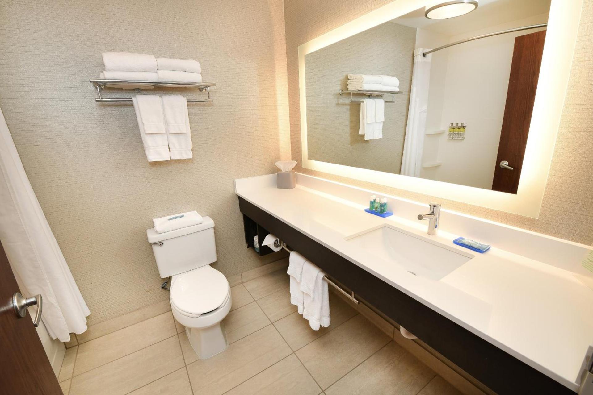 Holiday Inn Express Hotel & Suites Grand Forks by IHG photo 24