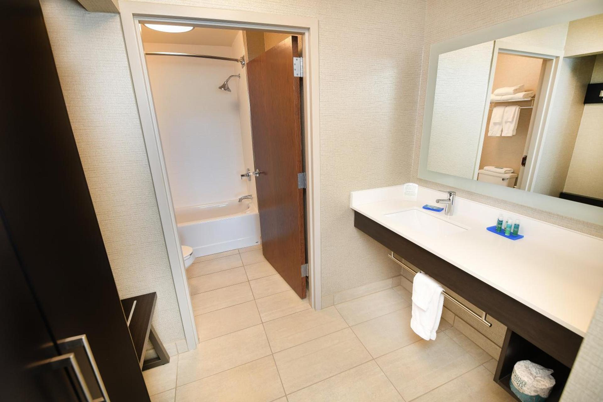 Holiday Inn Express Hotel & Suites Grand Forks by IHG photo 33