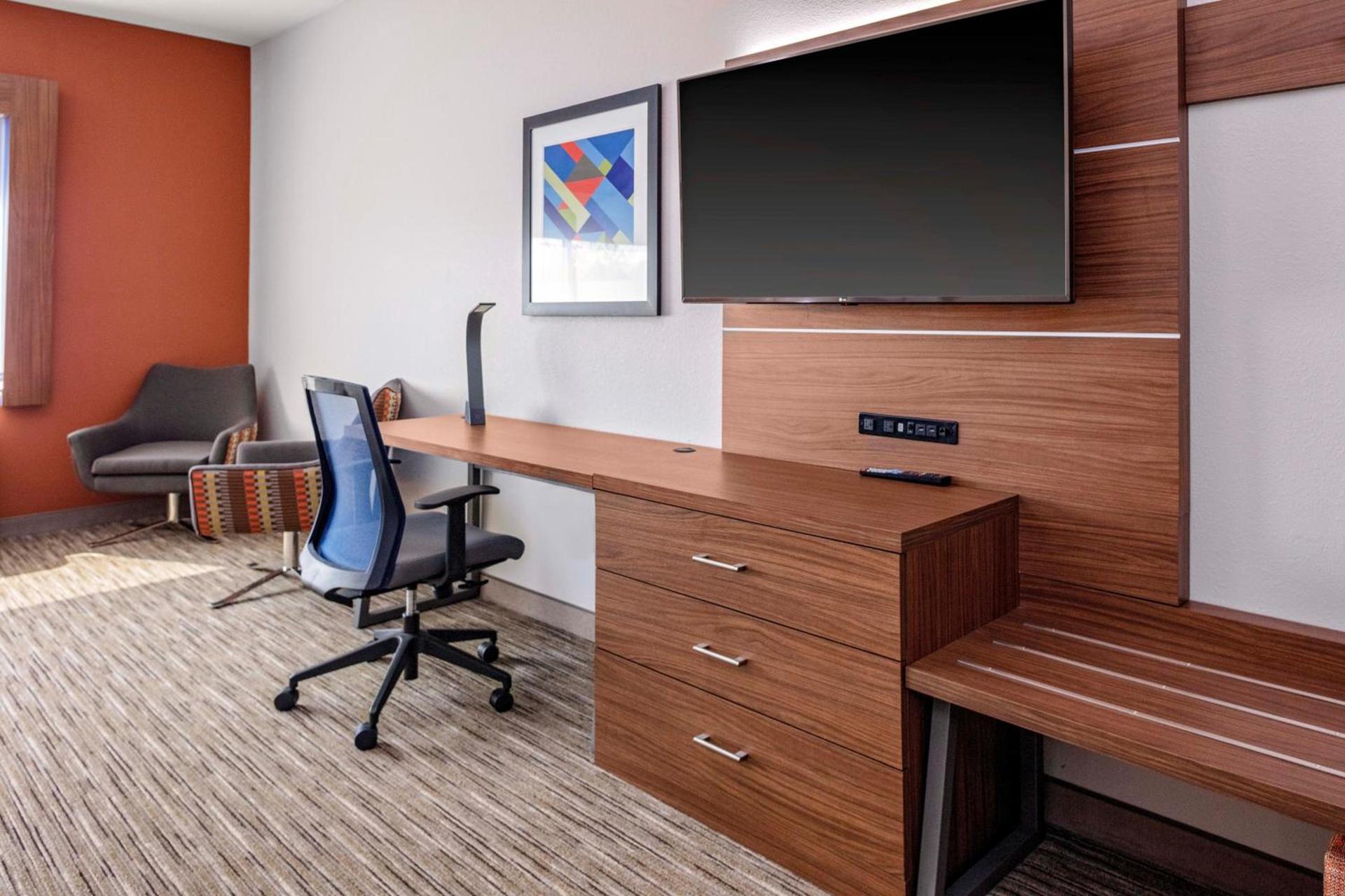Holiday Inn Express & Suites - Madison by IHG photo 14