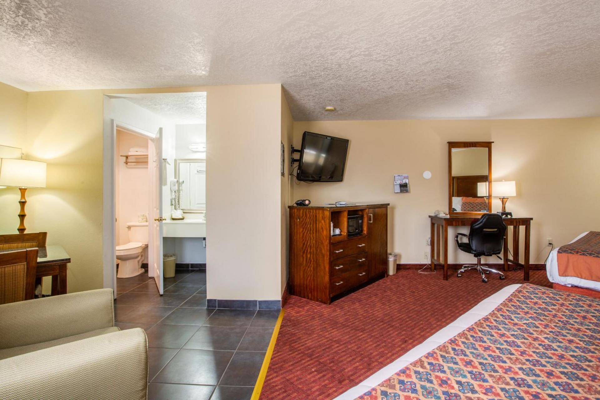 Sandia Peak Inn Old Town ABQ, a Howard Johnson by Wyndham photo 21