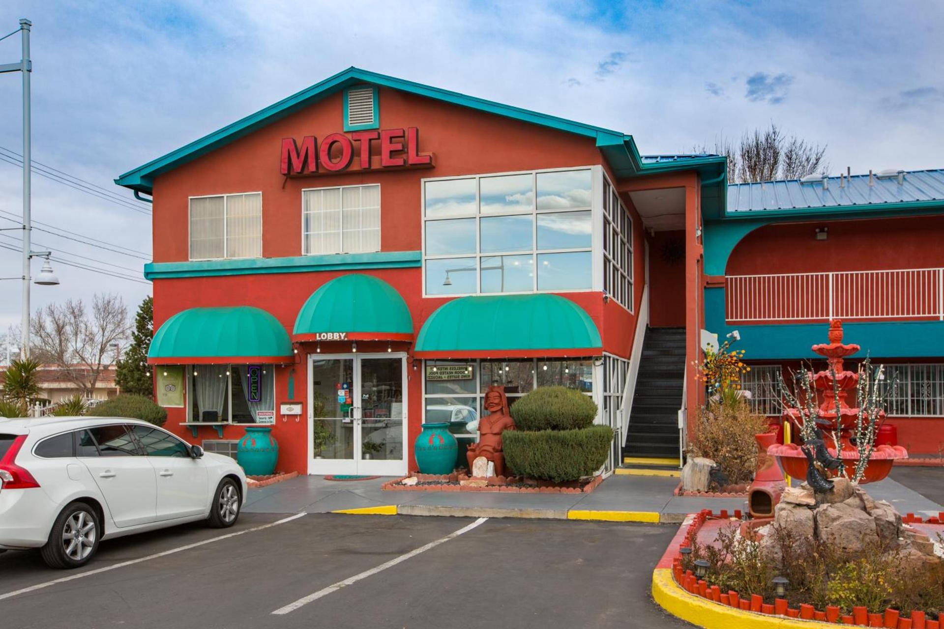 Sandia Peak Inn Old Town ABQ, a Howard Johnson by Wyndham photo 8