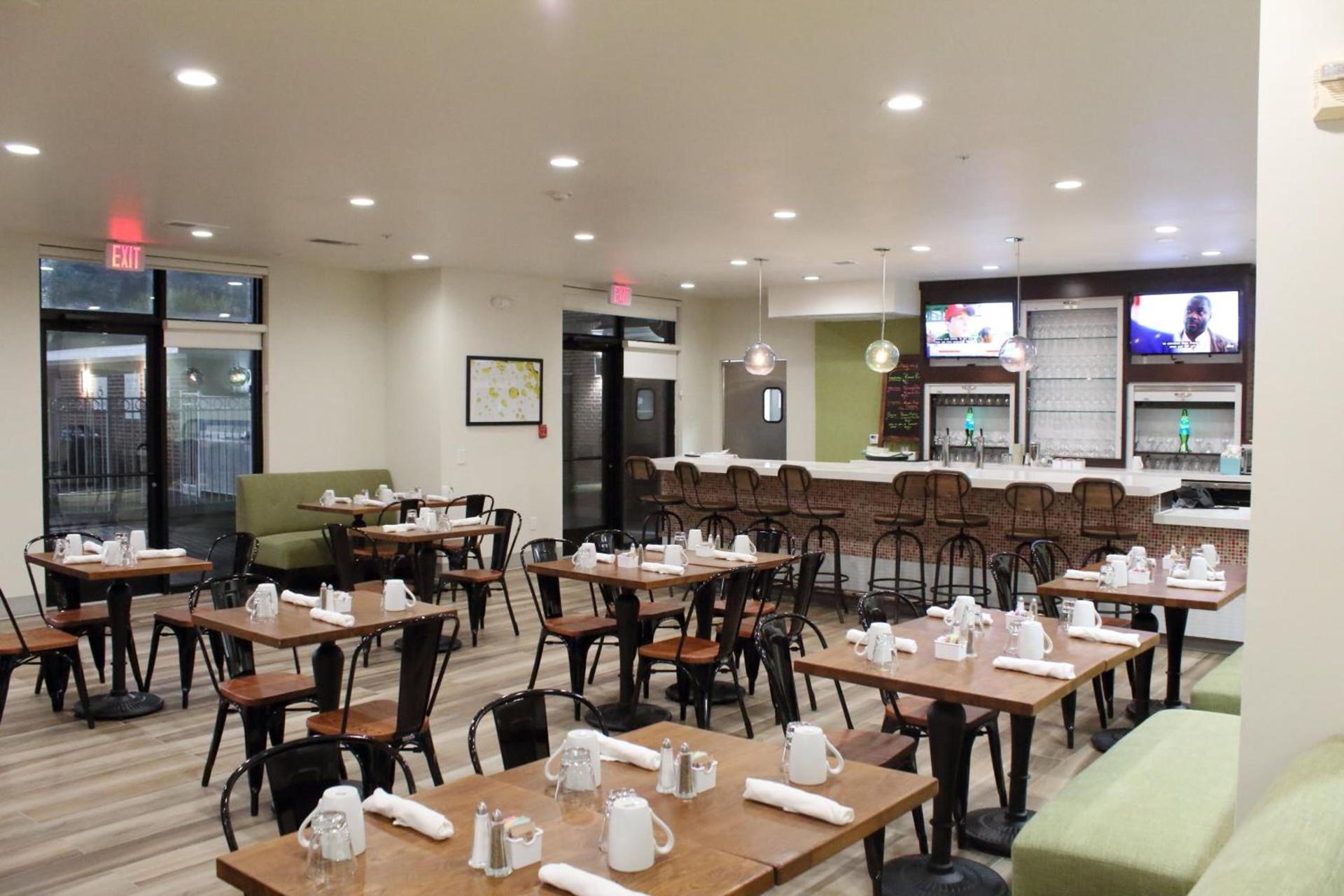 Holiday Inn and Suites Addison by IHG photo 18