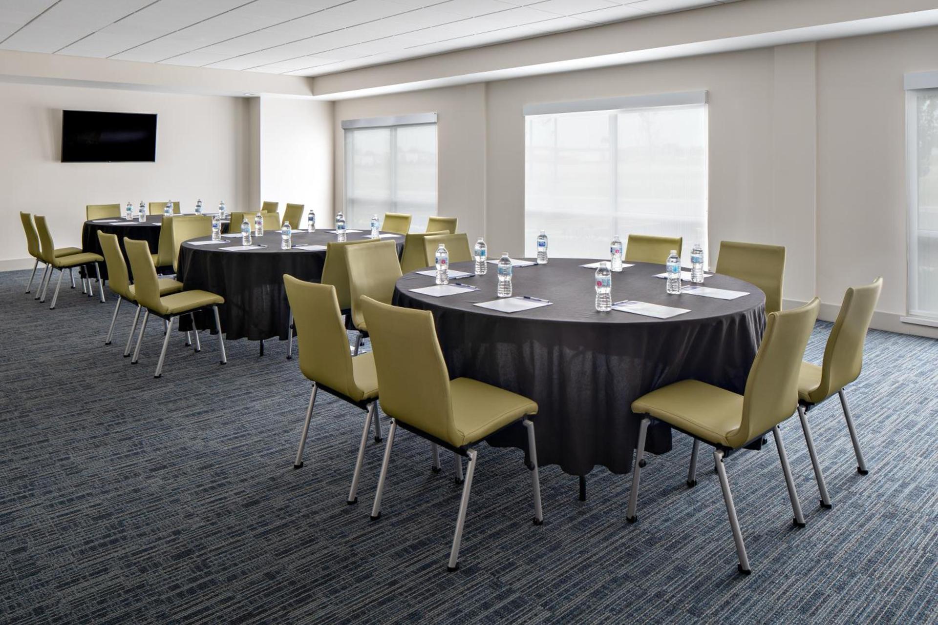 Holiday Inn Express & Suites - Elkhorn - Lake Geneva Area by IHG photo 6