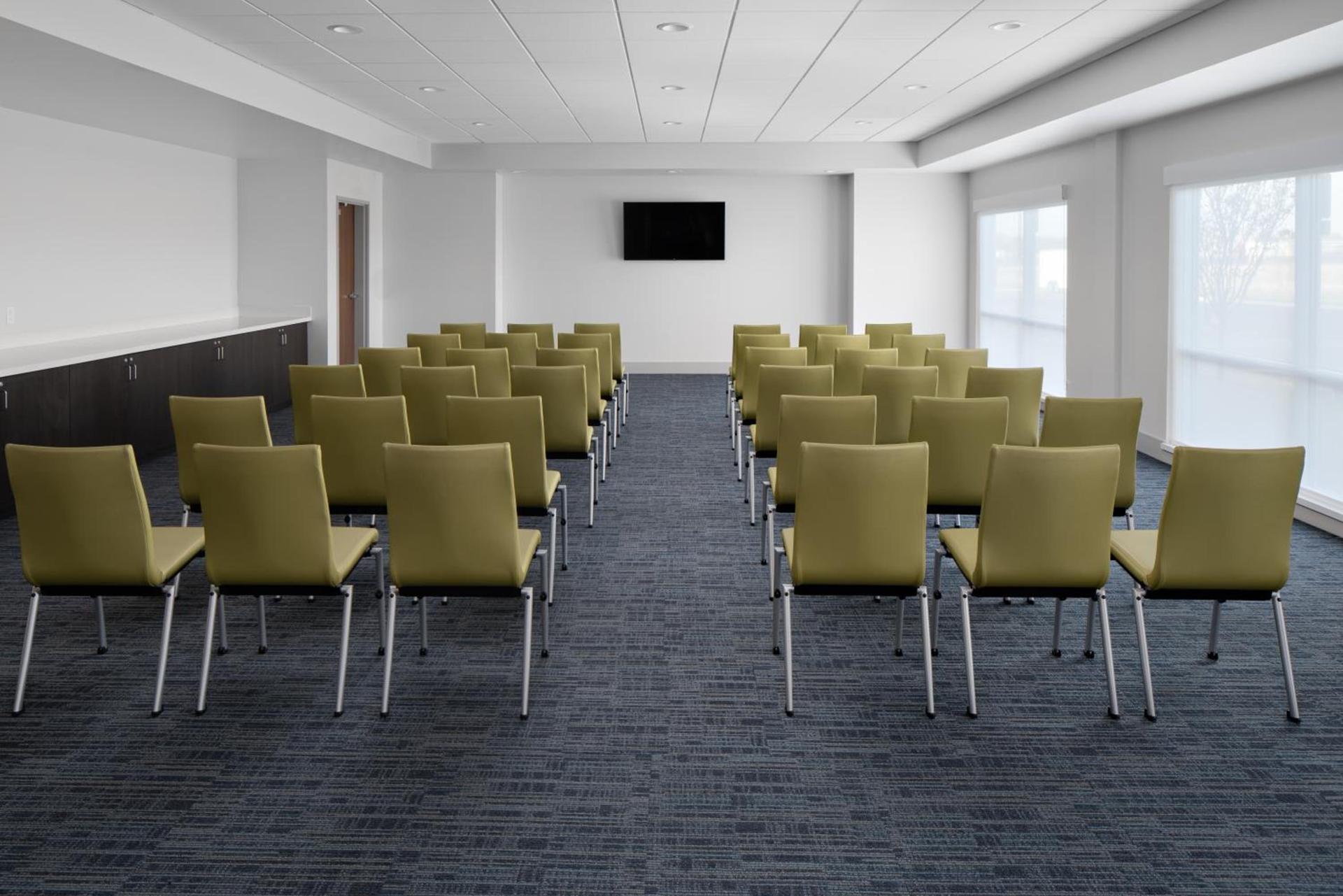 Holiday Inn Express & Suites - Elkhorn - Lake Geneva Area by IHG photo 8