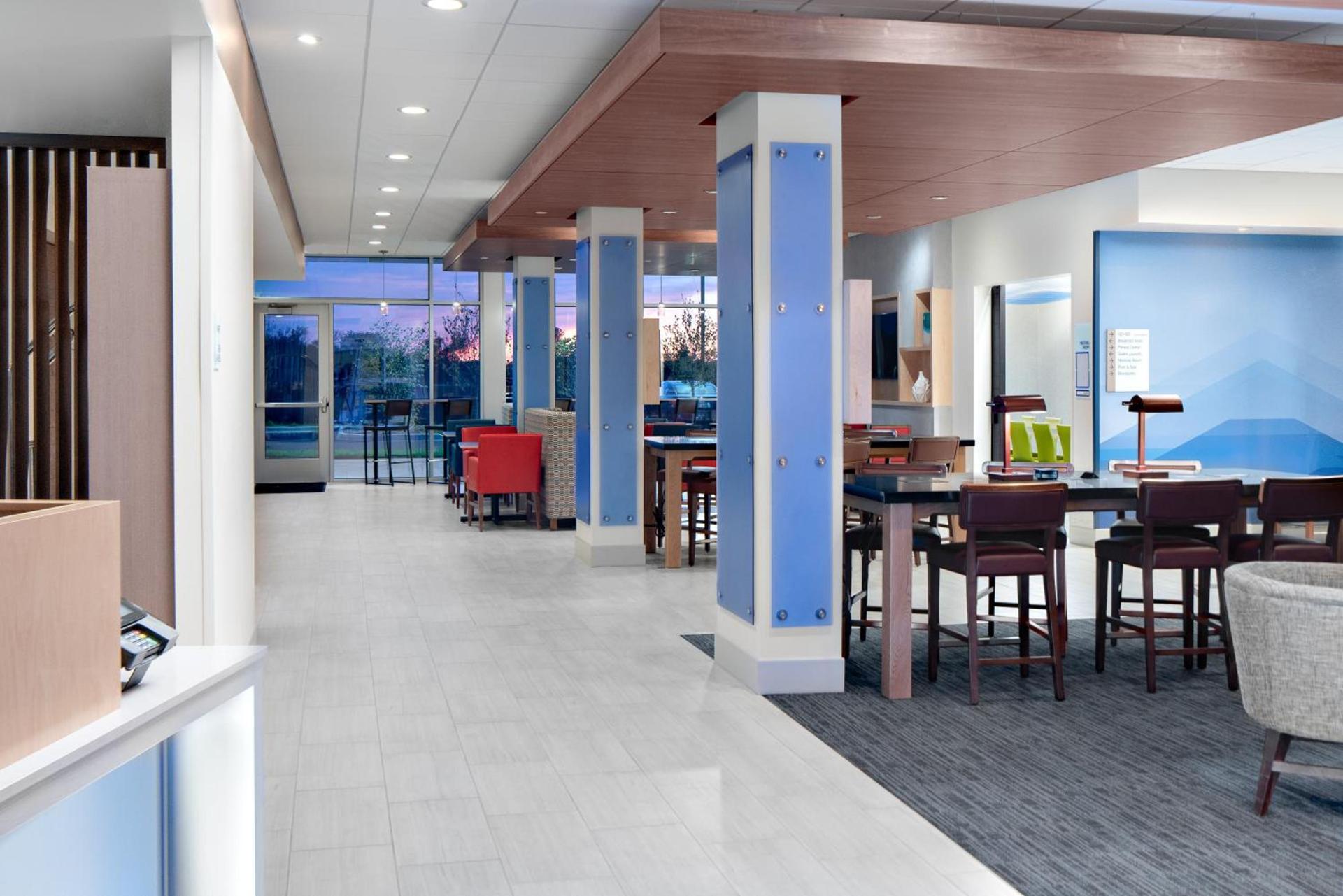 Holiday Inn Express & Suites - Elkhorn - Lake Geneva Area by IHG photo 11