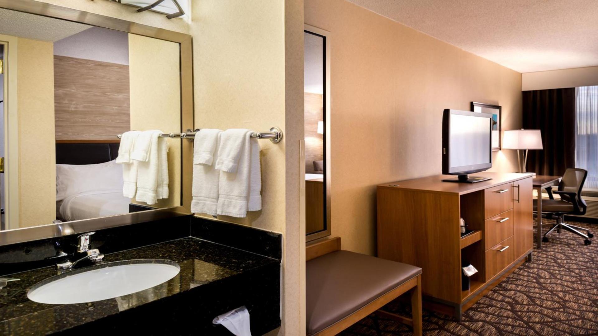 Holiday Inn Hotel & Suites Warren by IHG photo 39