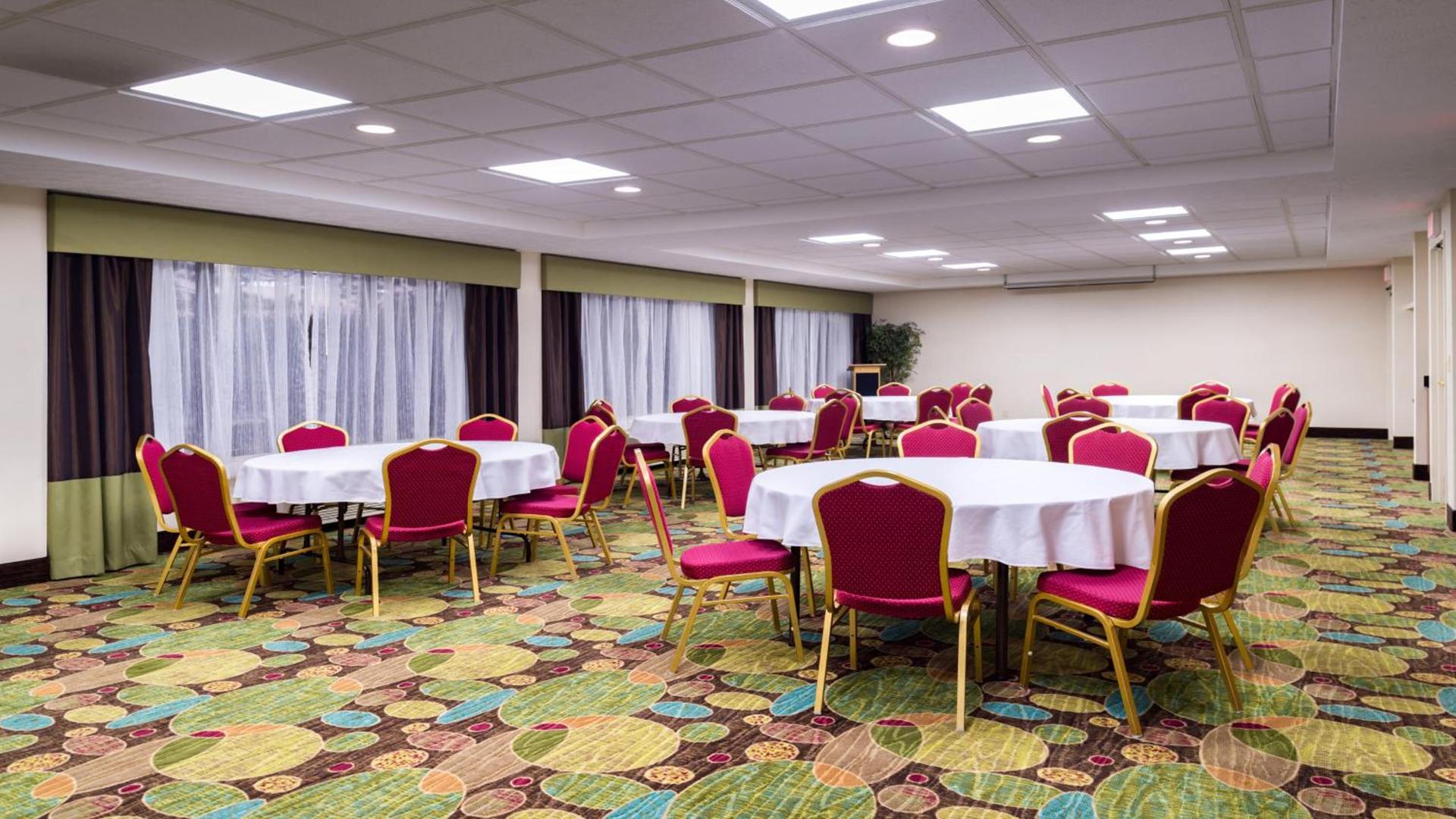 Holiday Inn Hotel & Suites Warren by IHG photo 9