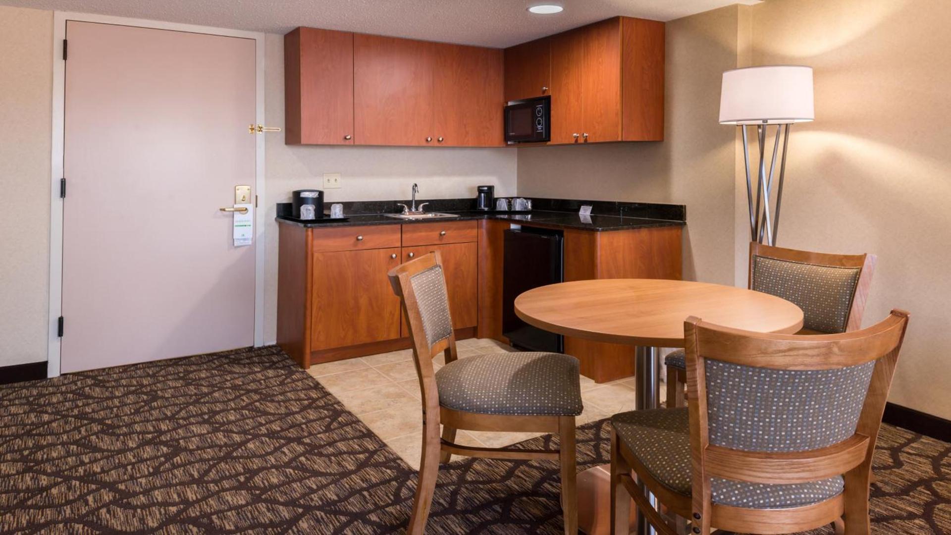 Holiday Inn Hotel & Suites Warren by IHG photo 49