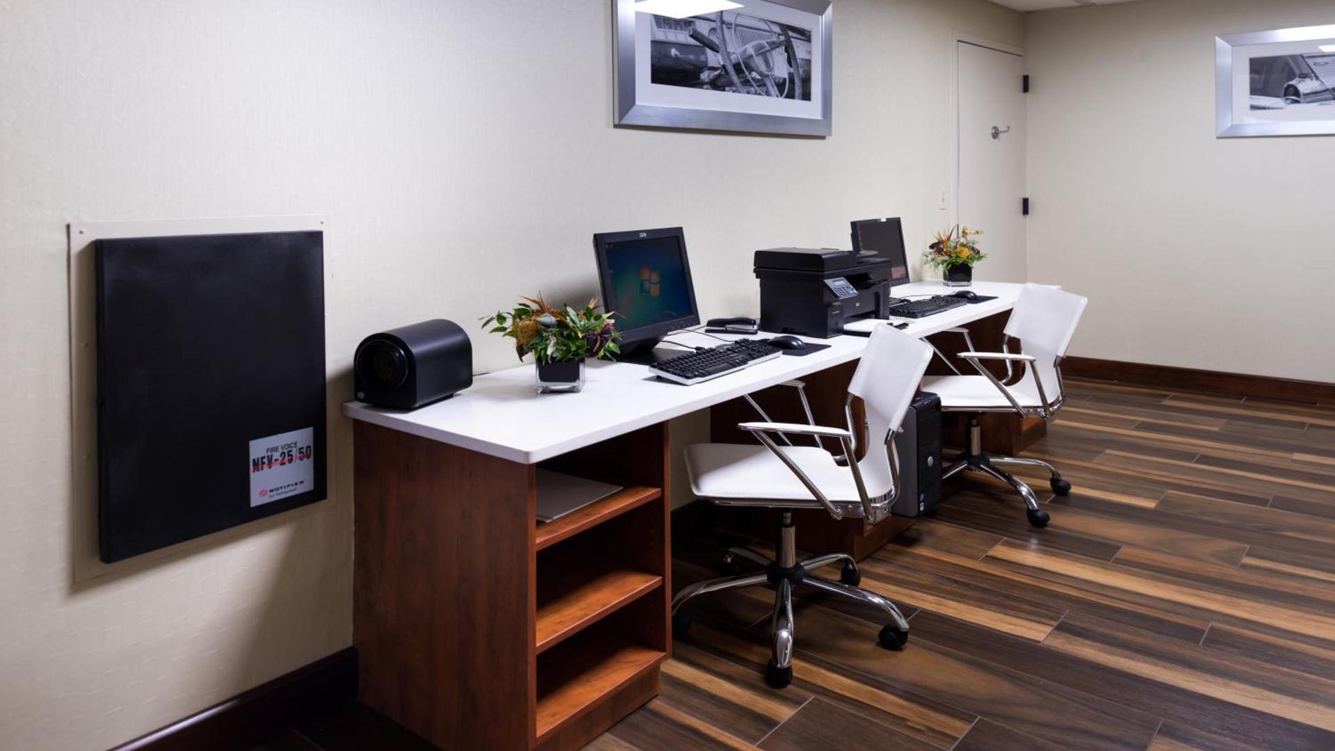 Holiday Inn Hotel & Suites Warren by IHG photo 11