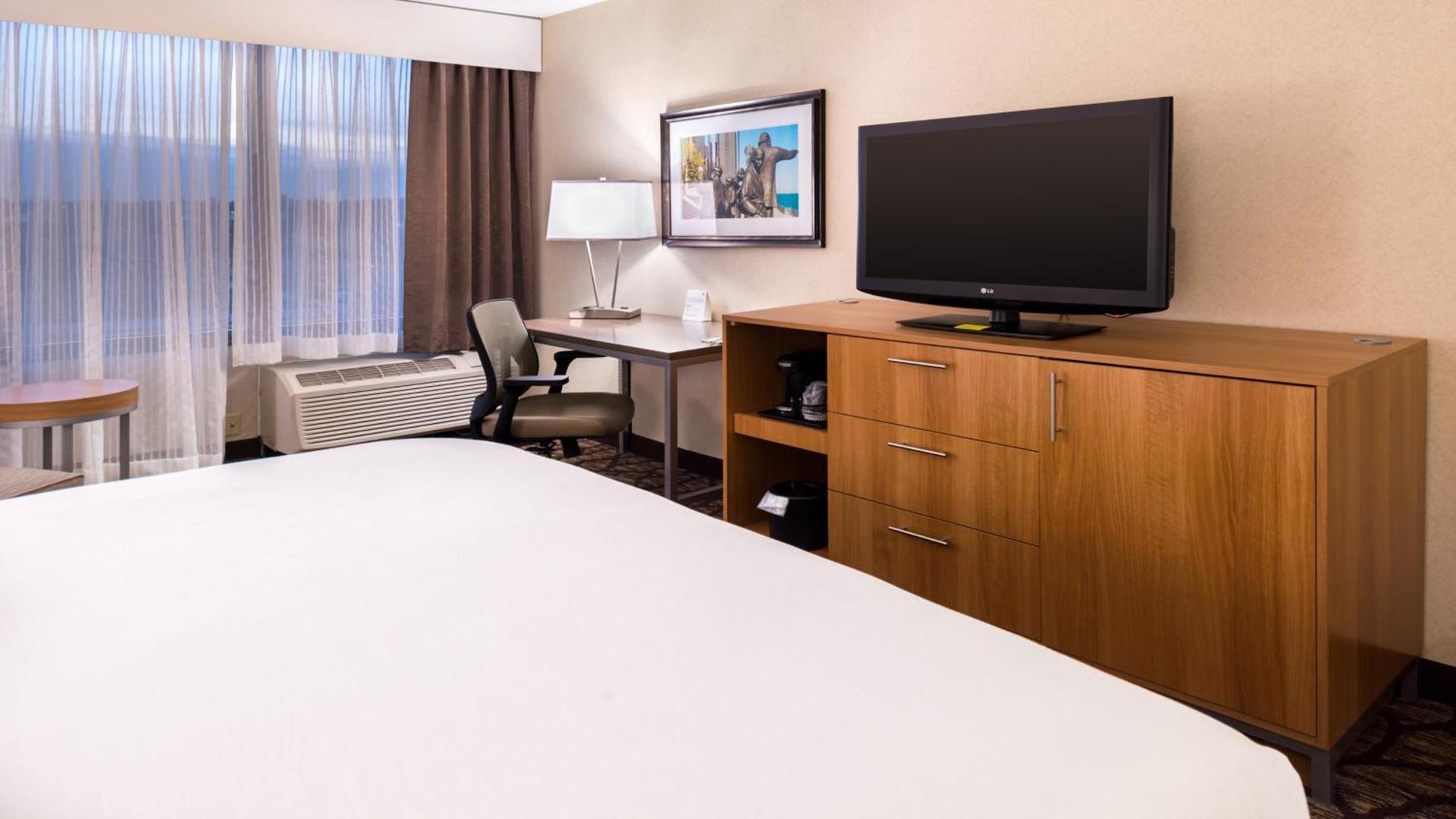 Holiday Inn Hotel & Suites Warren by IHG photo 47