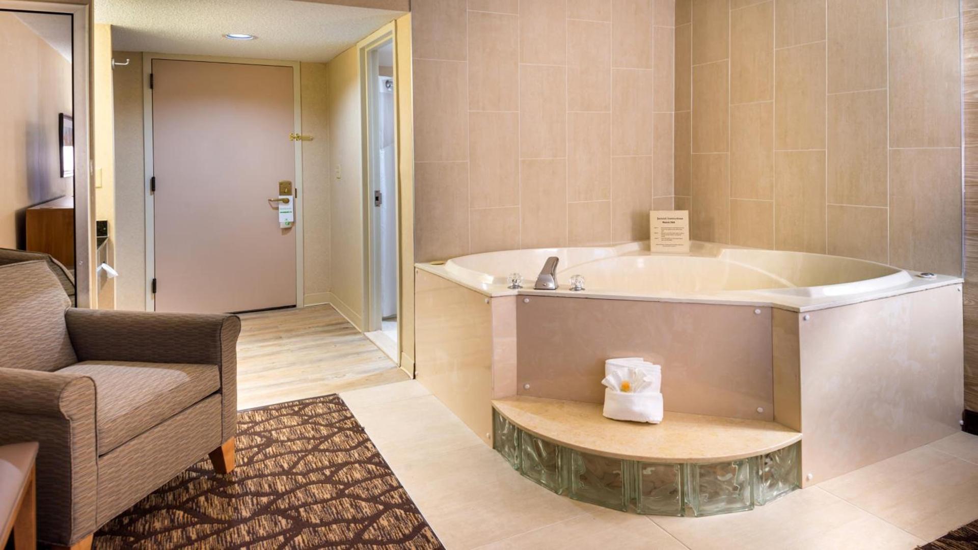 Holiday Inn Hotel & Suites Warren by IHG photo 43
