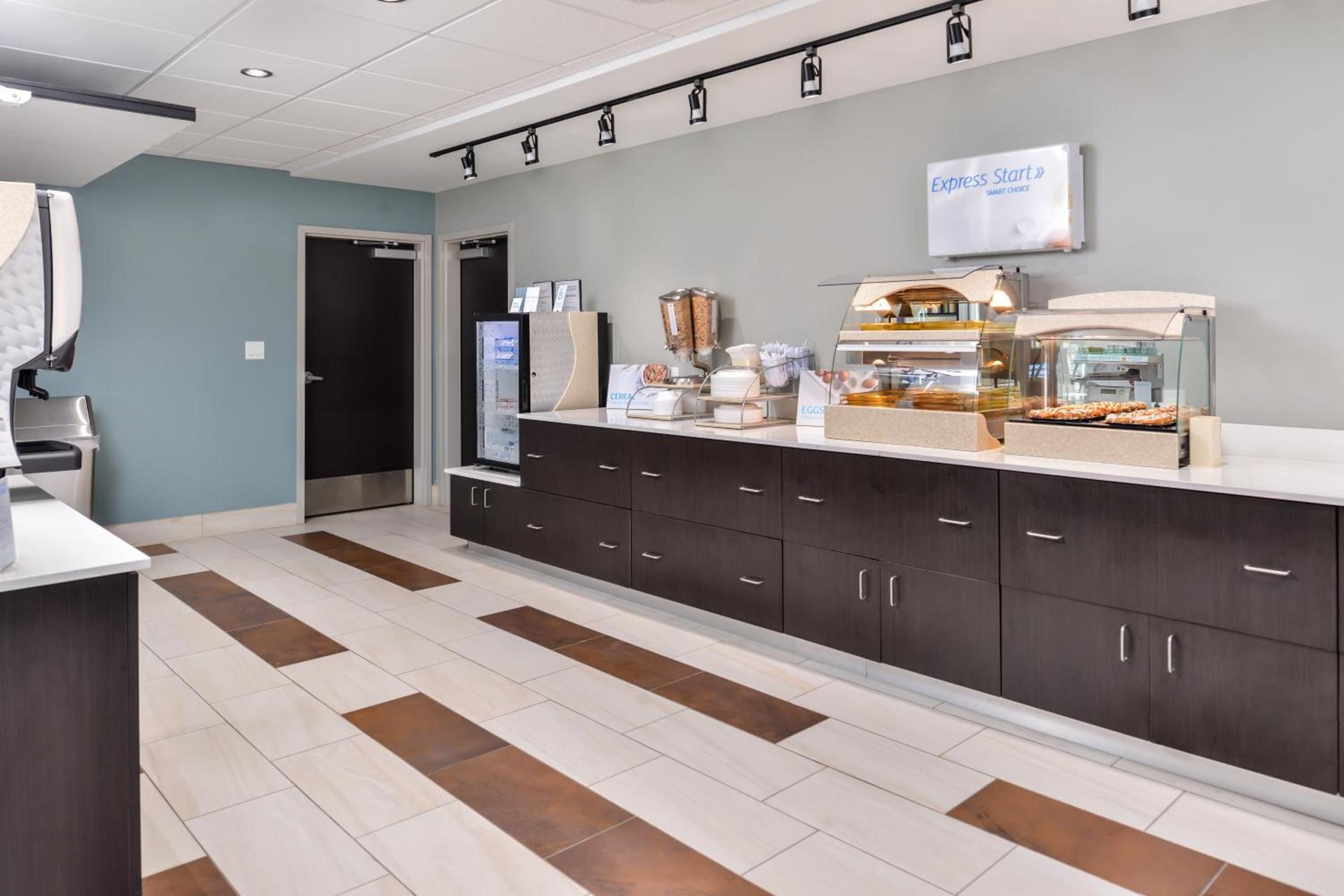 Holiday Inn Express & Suites - Kansas City - Lee's Summit by IHG photo 30