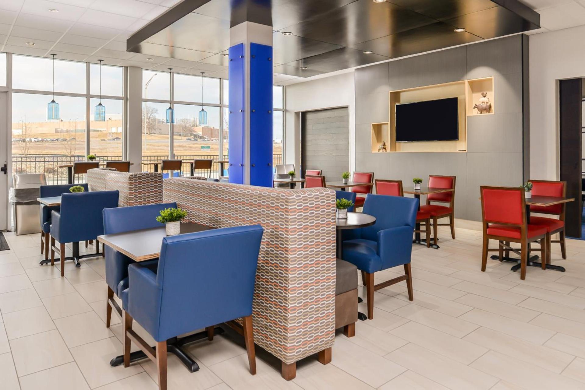 Holiday Inn Express & Suites - Kansas City - Lee's Summit by IHG photo 8