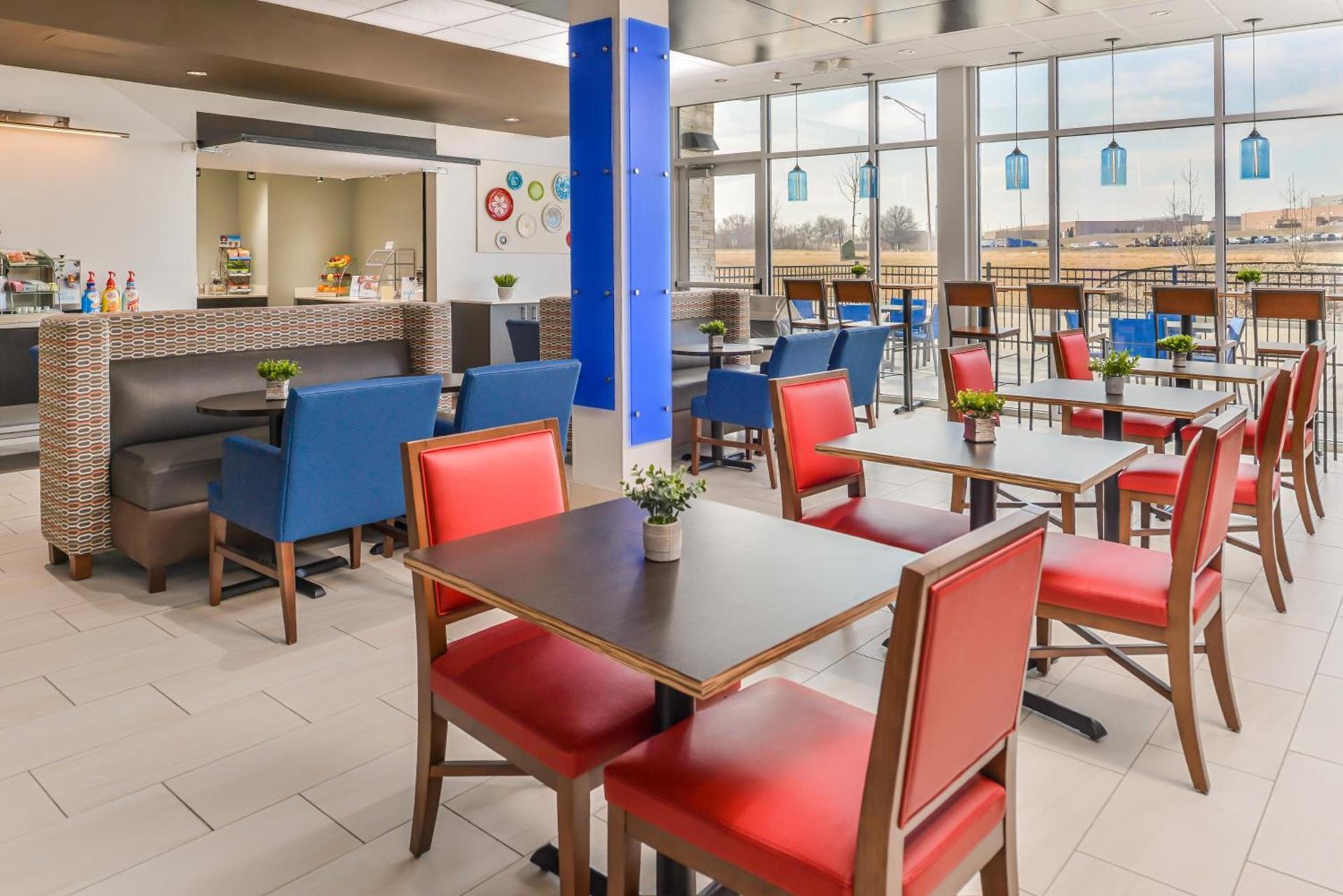 Holiday Inn Express & Suites - Kansas City - Lee's Summit by IHG photo 13