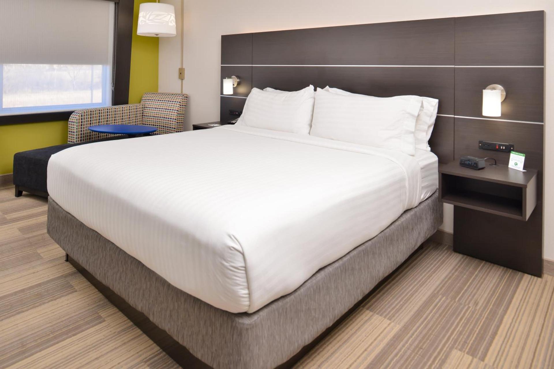 Holiday Inn Express & Suites - Kansas City - Lee's Summit by IHG photo 54
