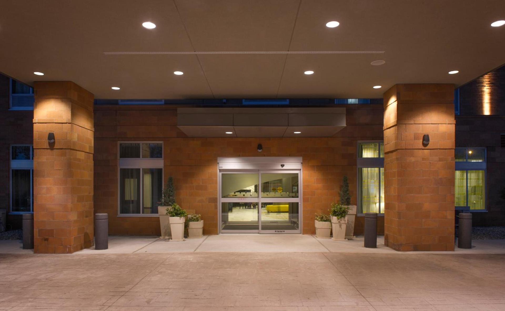 Holiday Inn Express and Suites Madison Central by IHG photo 1