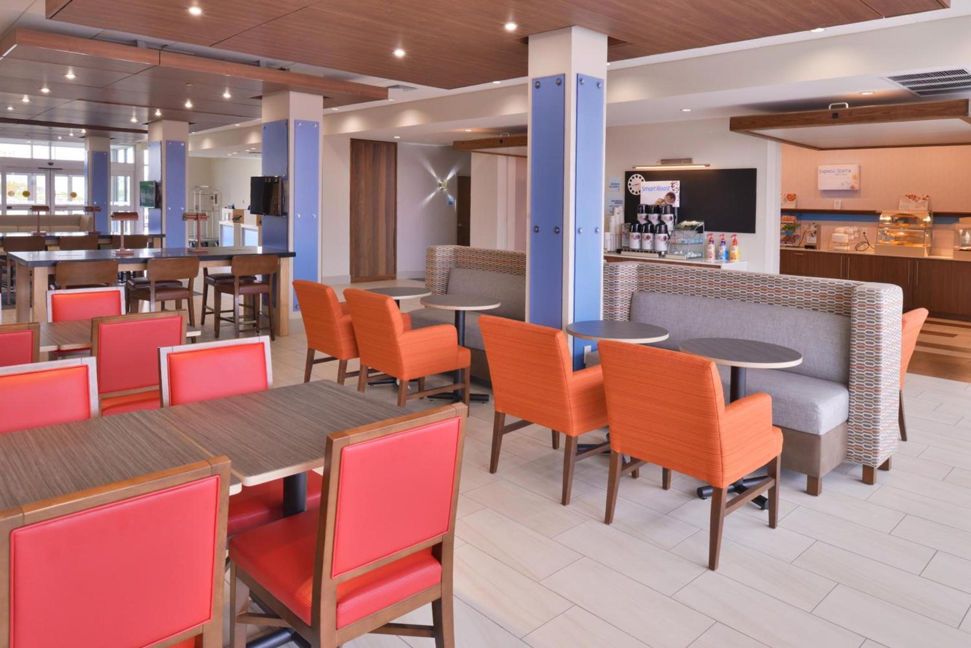Holiday Inn Express & Suites Madison by IHG photo 54