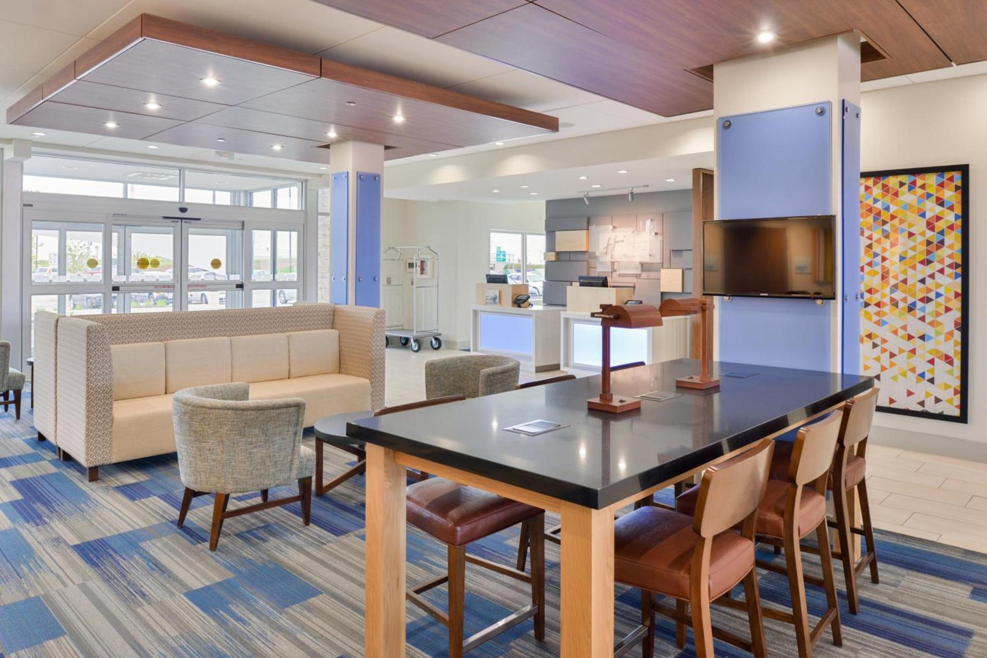 Holiday Inn Express & Suites Madison by IHG photo 61