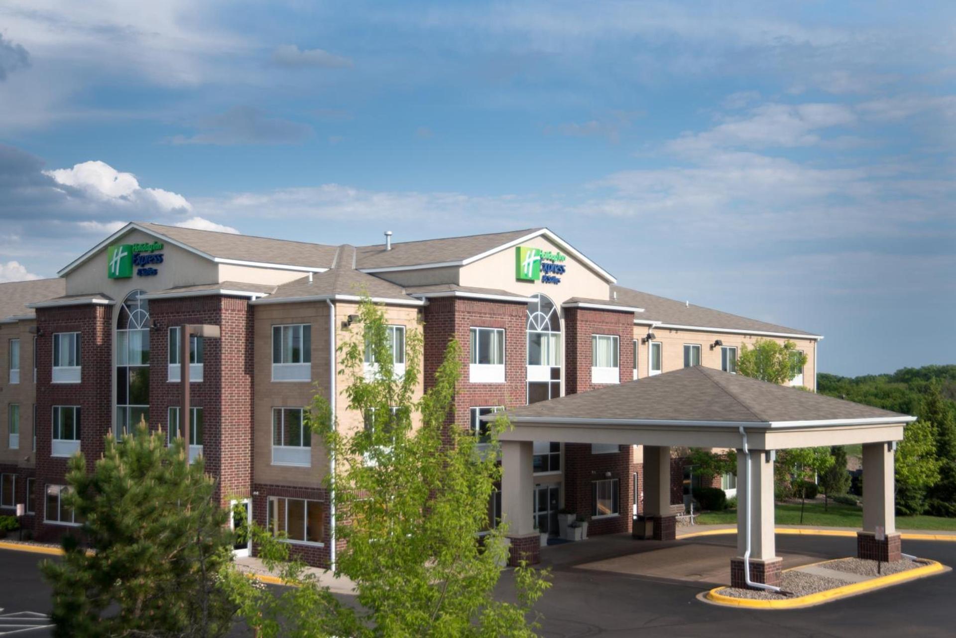 Holiday Inn Express Hotel & Suites Chanhassen by IHG photo 1