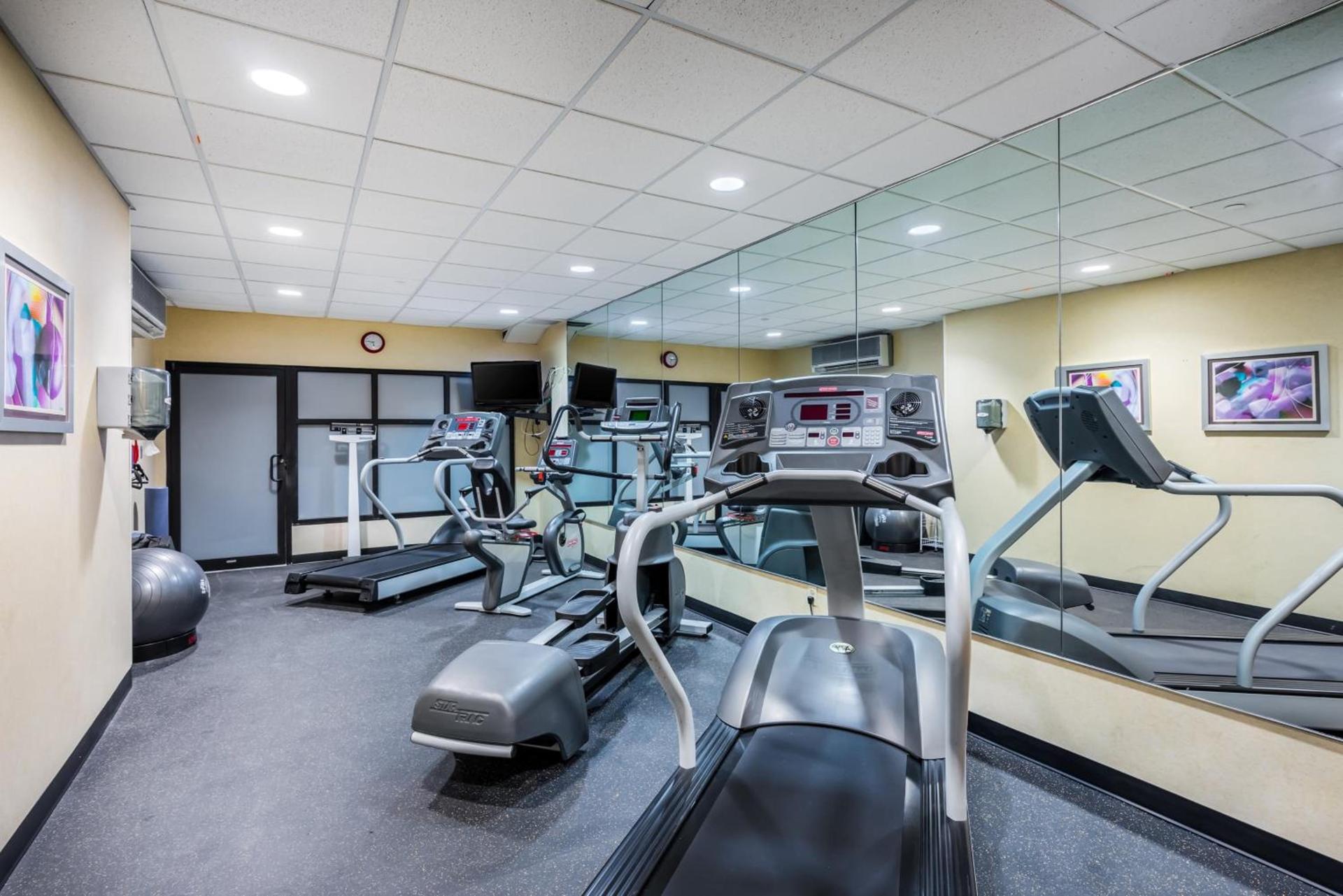 Holiday Inn Express Hotel & Suites-North East by IHG photo 3