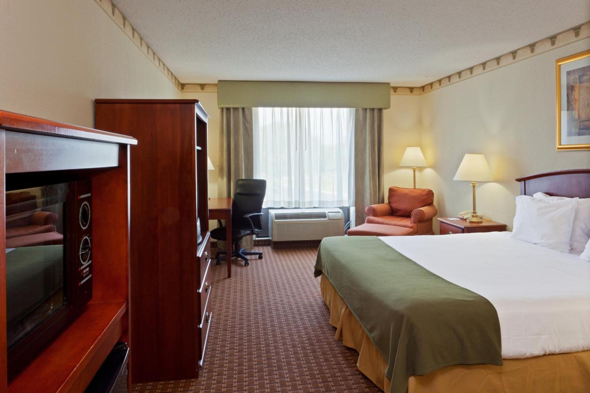 Holiday Inn Express Hotel & Suites-North East by IHG photo 4