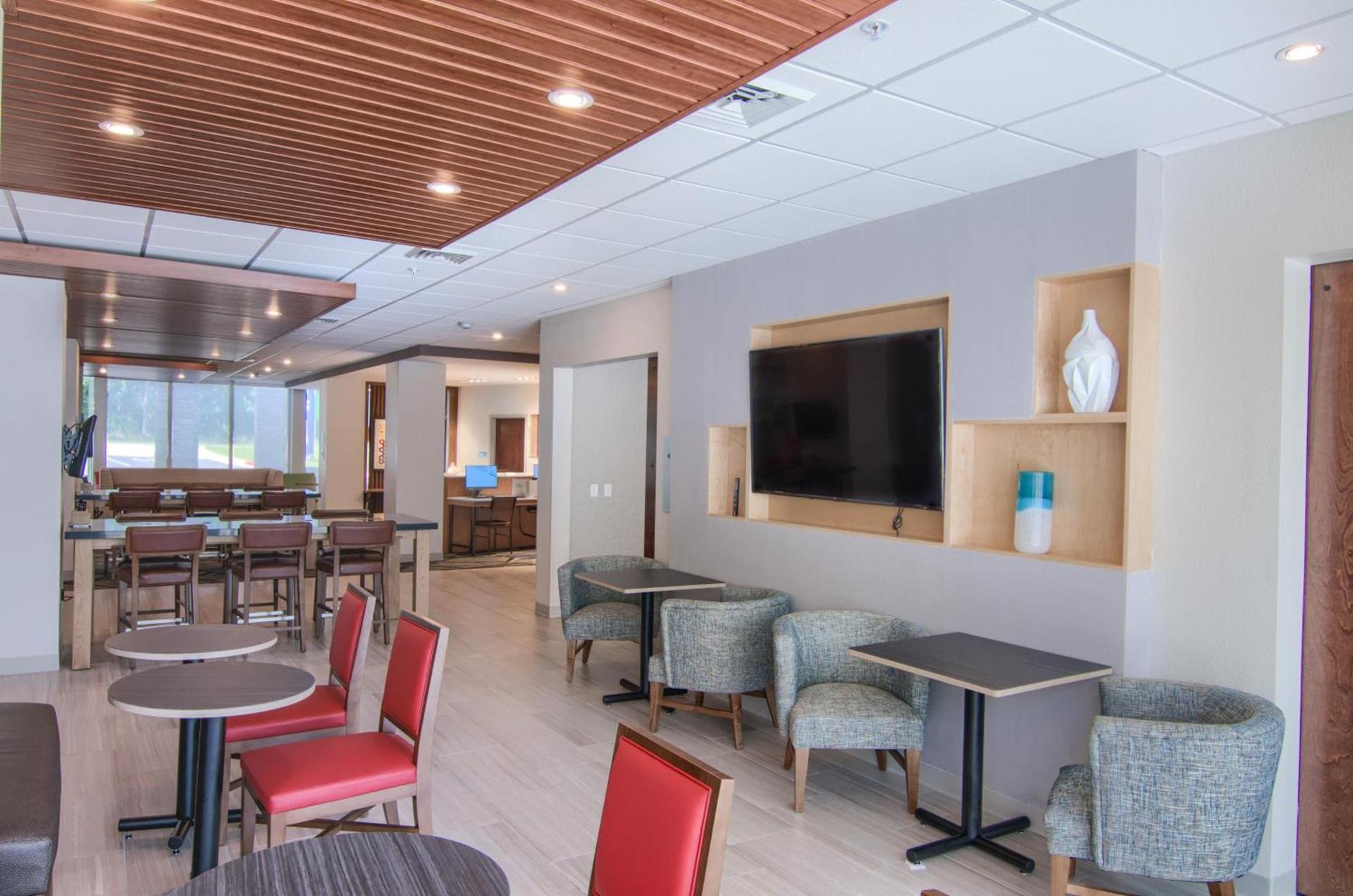 Holiday Inn Express & Suites Mobile - University Area by IHG photo 41