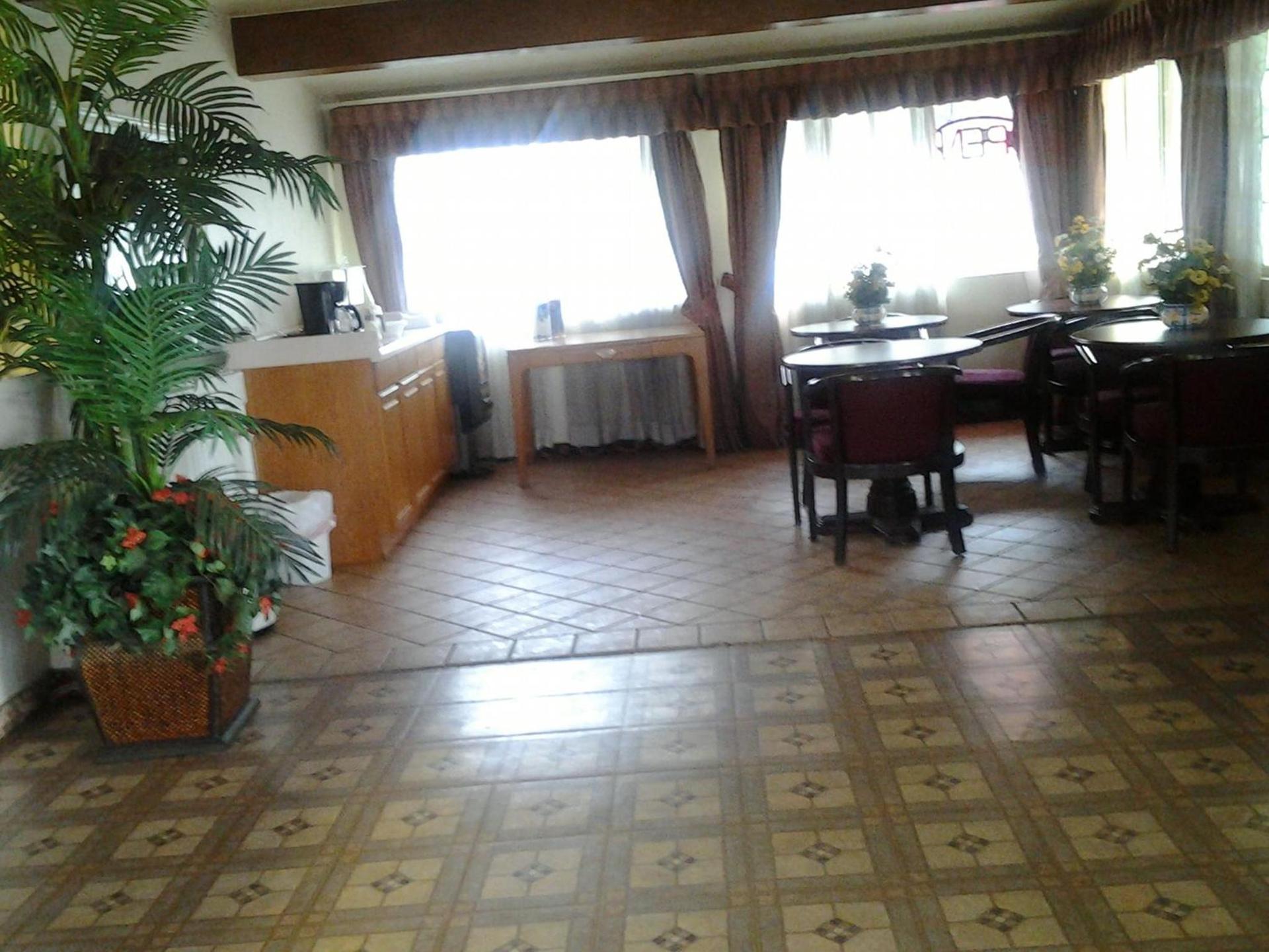 Budget Inn photo 3