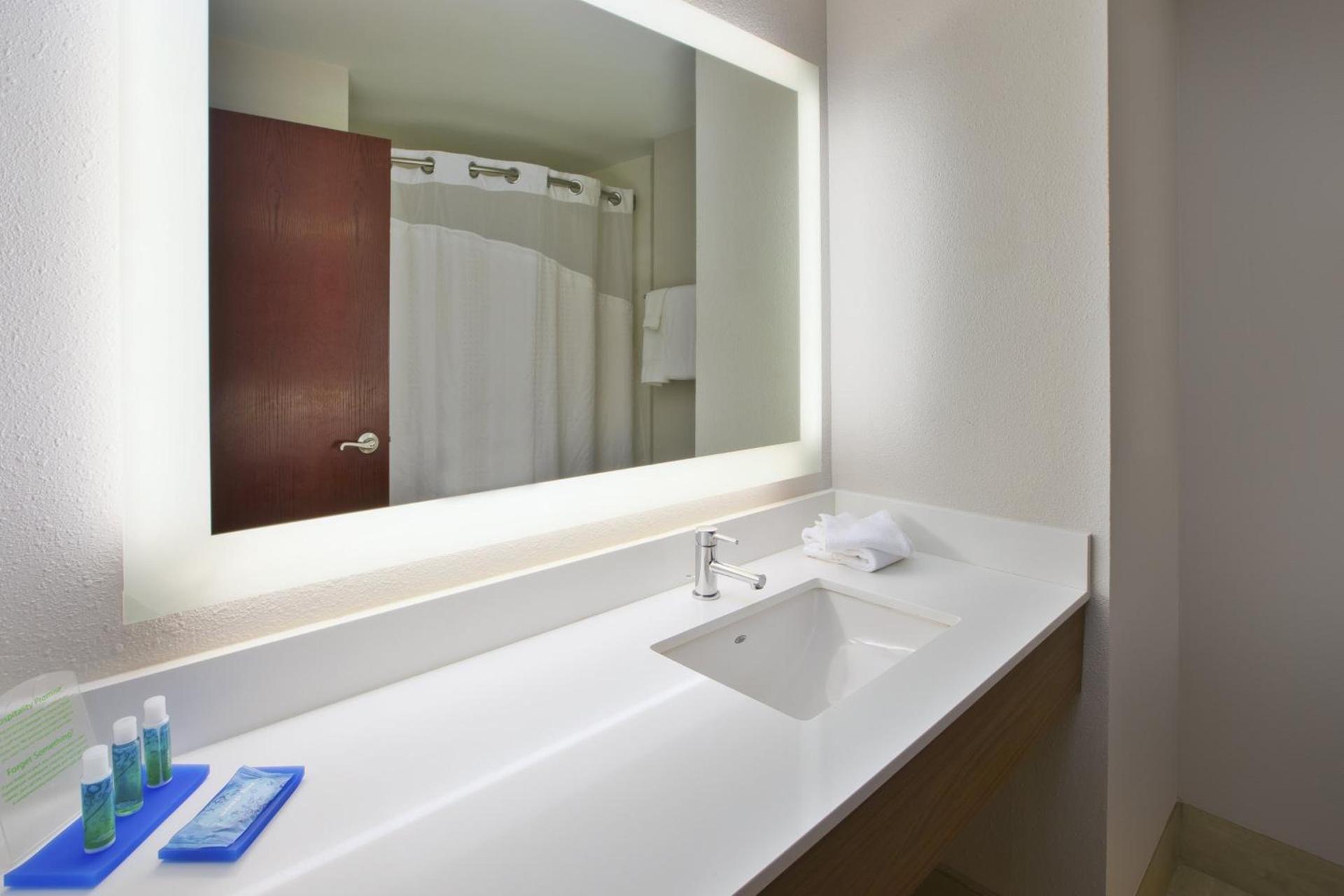 Holiday Inn Express Hotel & Suites Cincinnati Northeast-Milford by IHG photo 47