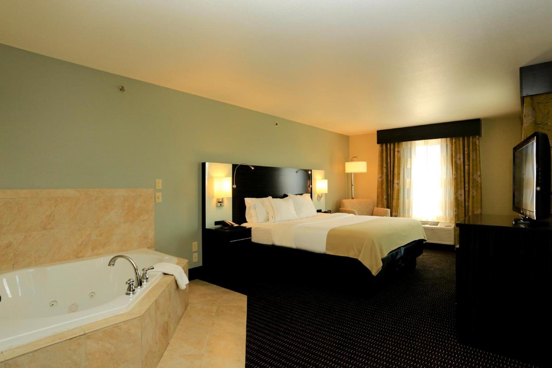 Holiday Inn Express & Suites Marion Northeast by IHG photo 30