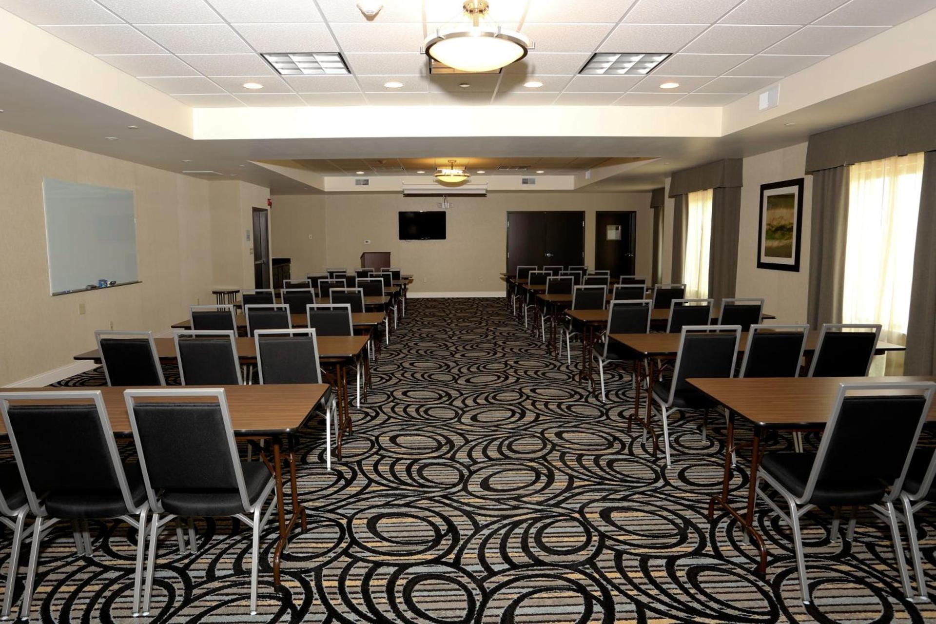 Holiday Inn Express & Suites Marion Northeast by IHG photo 20