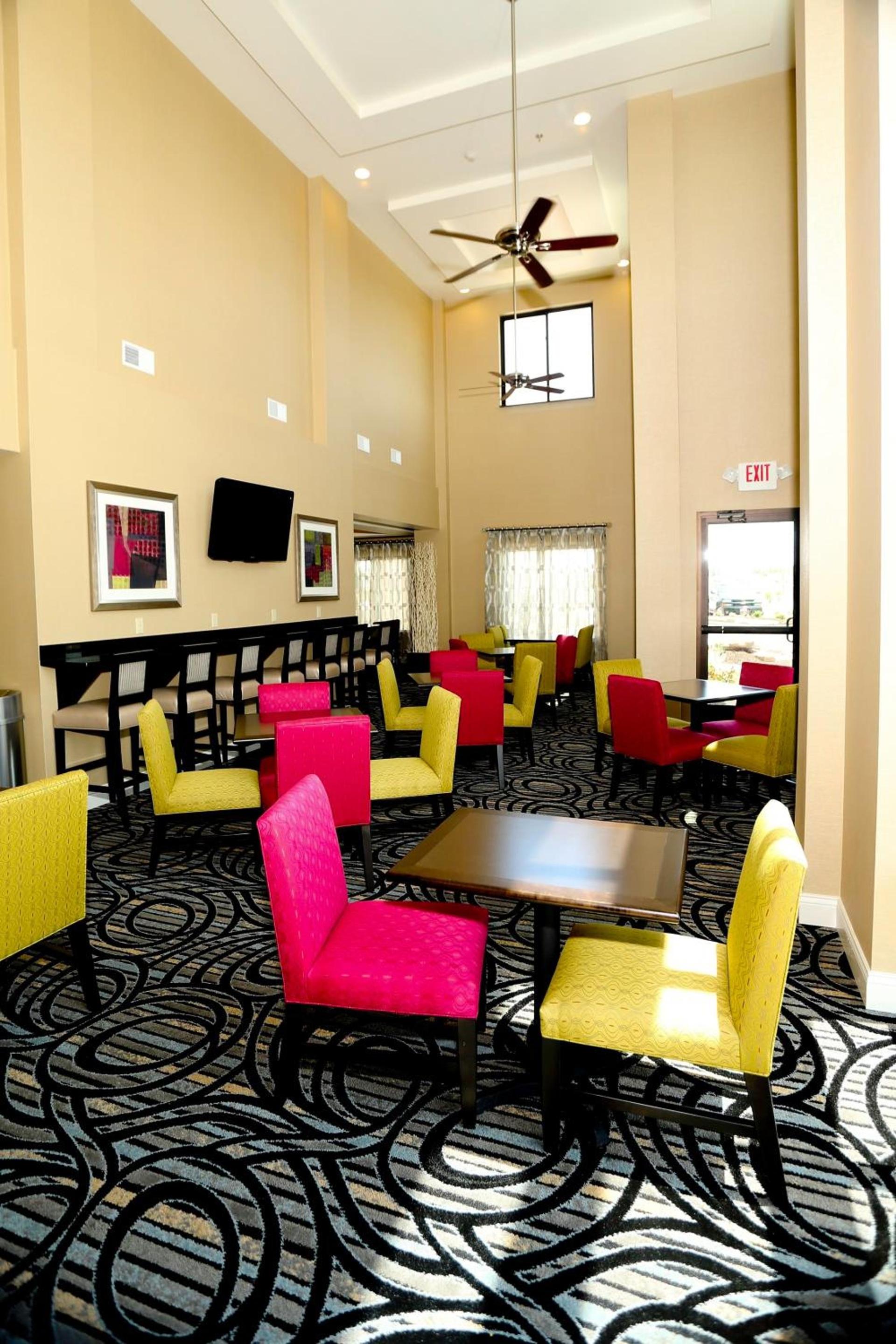Holiday Inn Express & Suites Marion Northeast by IHG photo 14