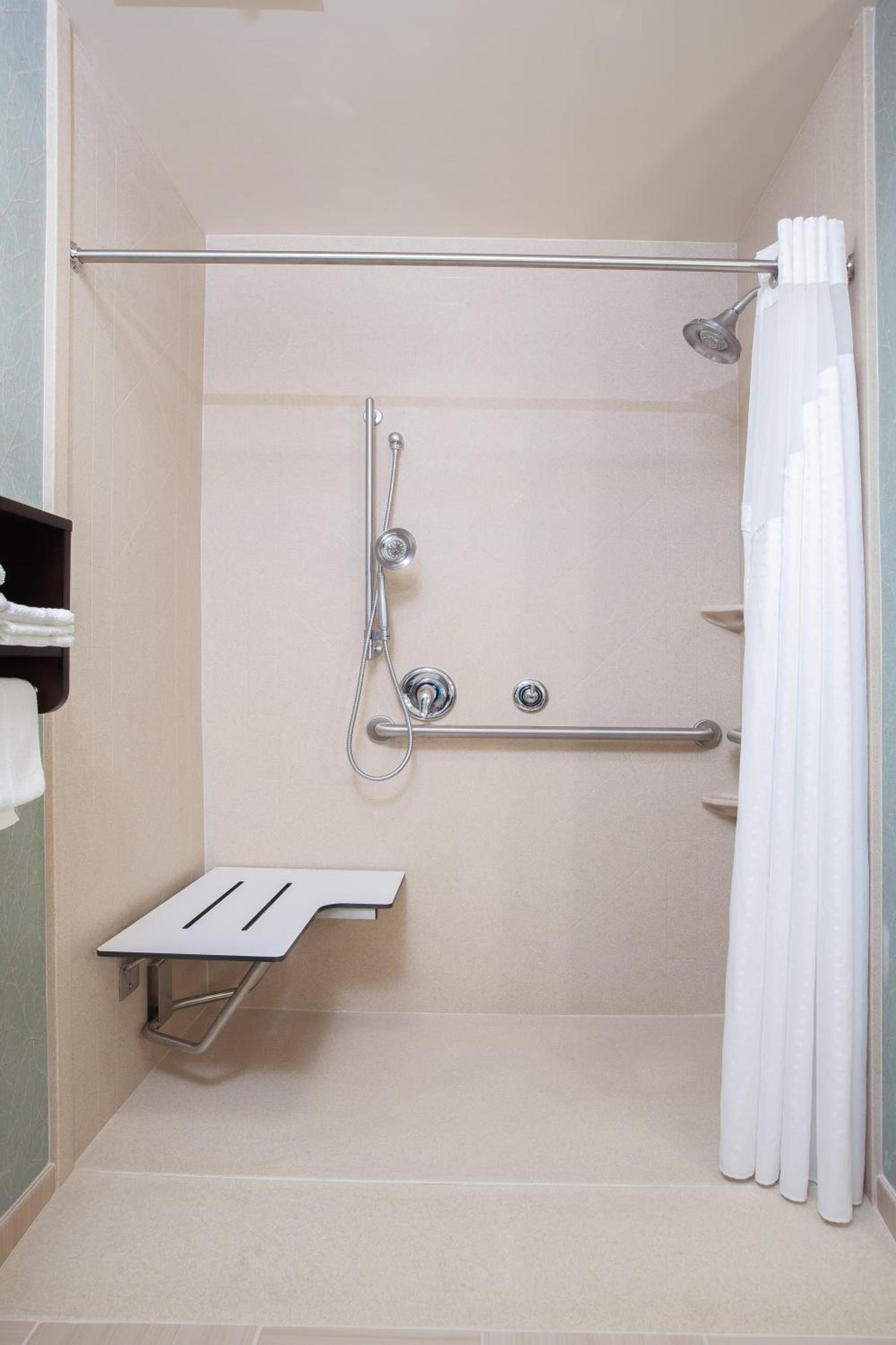 Holiday Inn Express & Suites Eureka by IHG photo 17