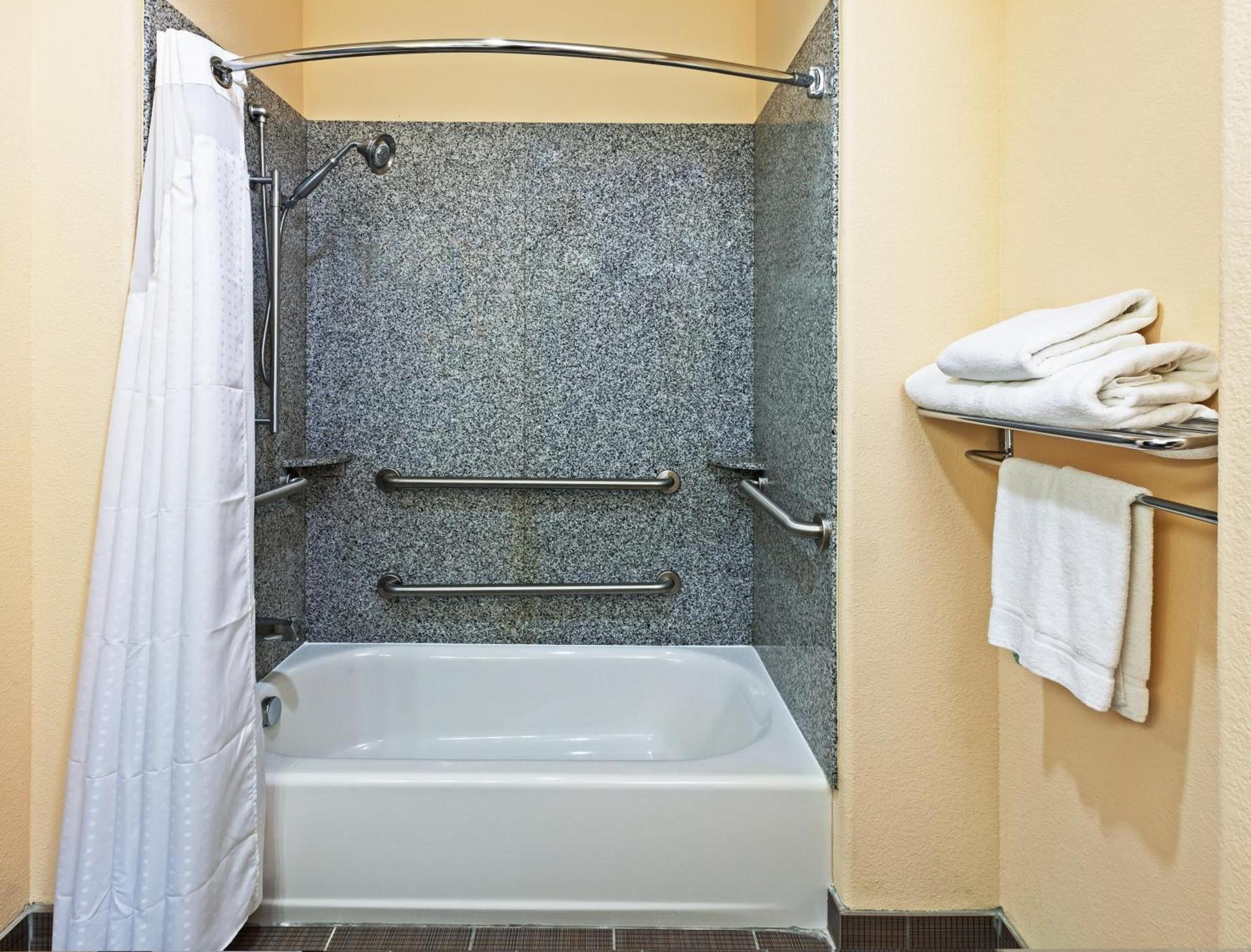 Holiday Inn Express & Suites Cleveland by IHG photo 5