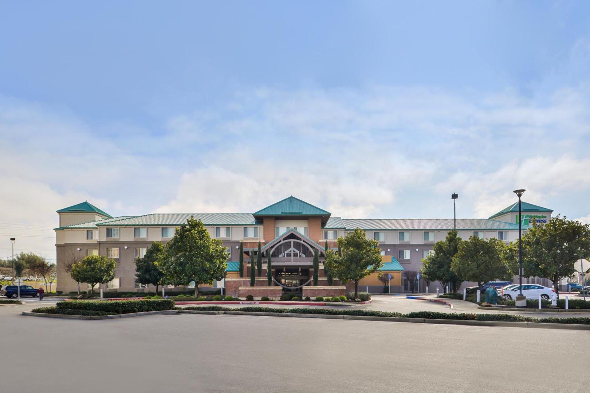 HOLIDAY INN EXPRESS & SUITES ELK GROVE CENTRAL - HWY 99 by IHG — hotel in Elk Grove
