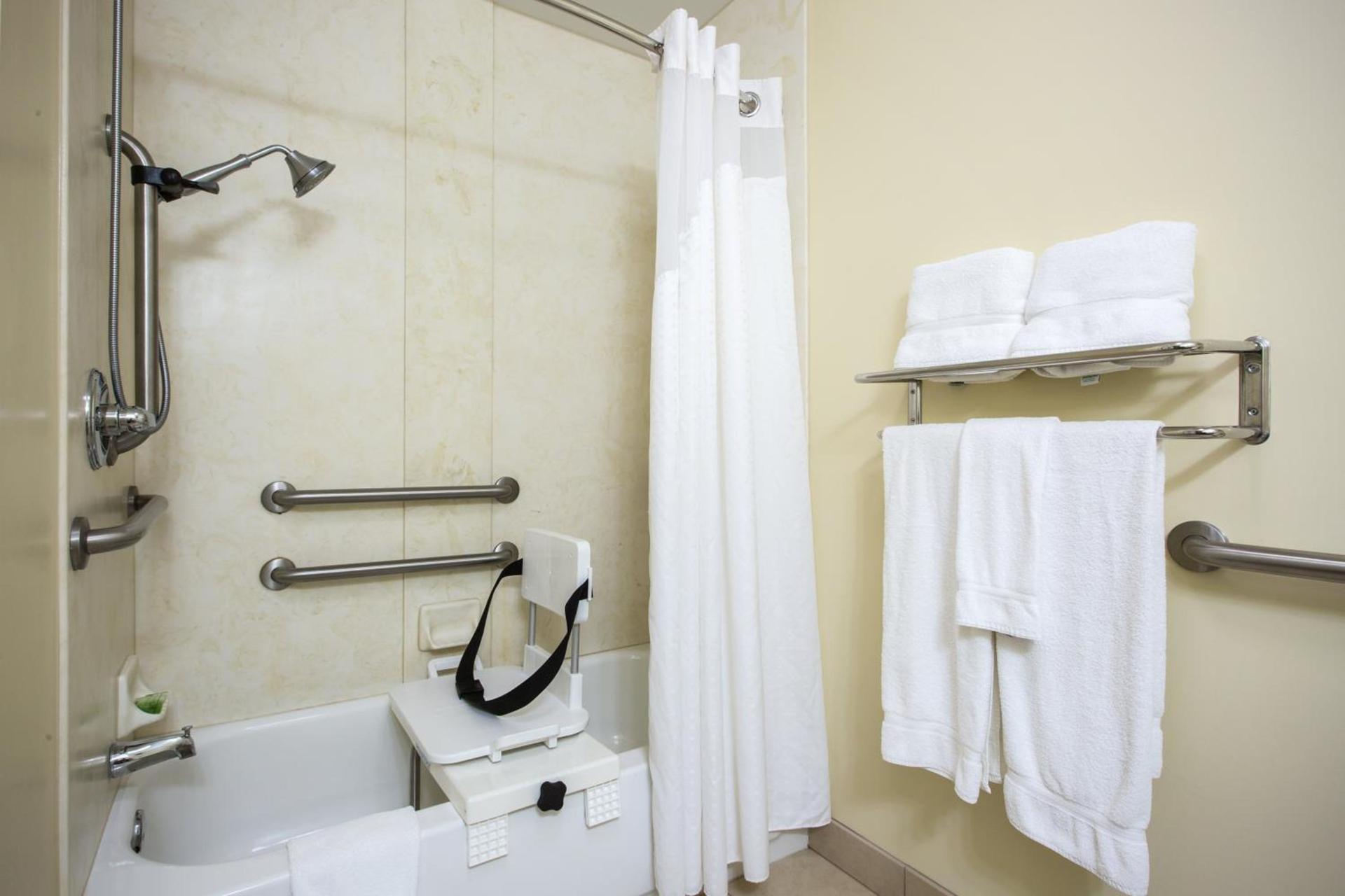 Holiday Inn Express & Suites Vandalia by IHG photo 16