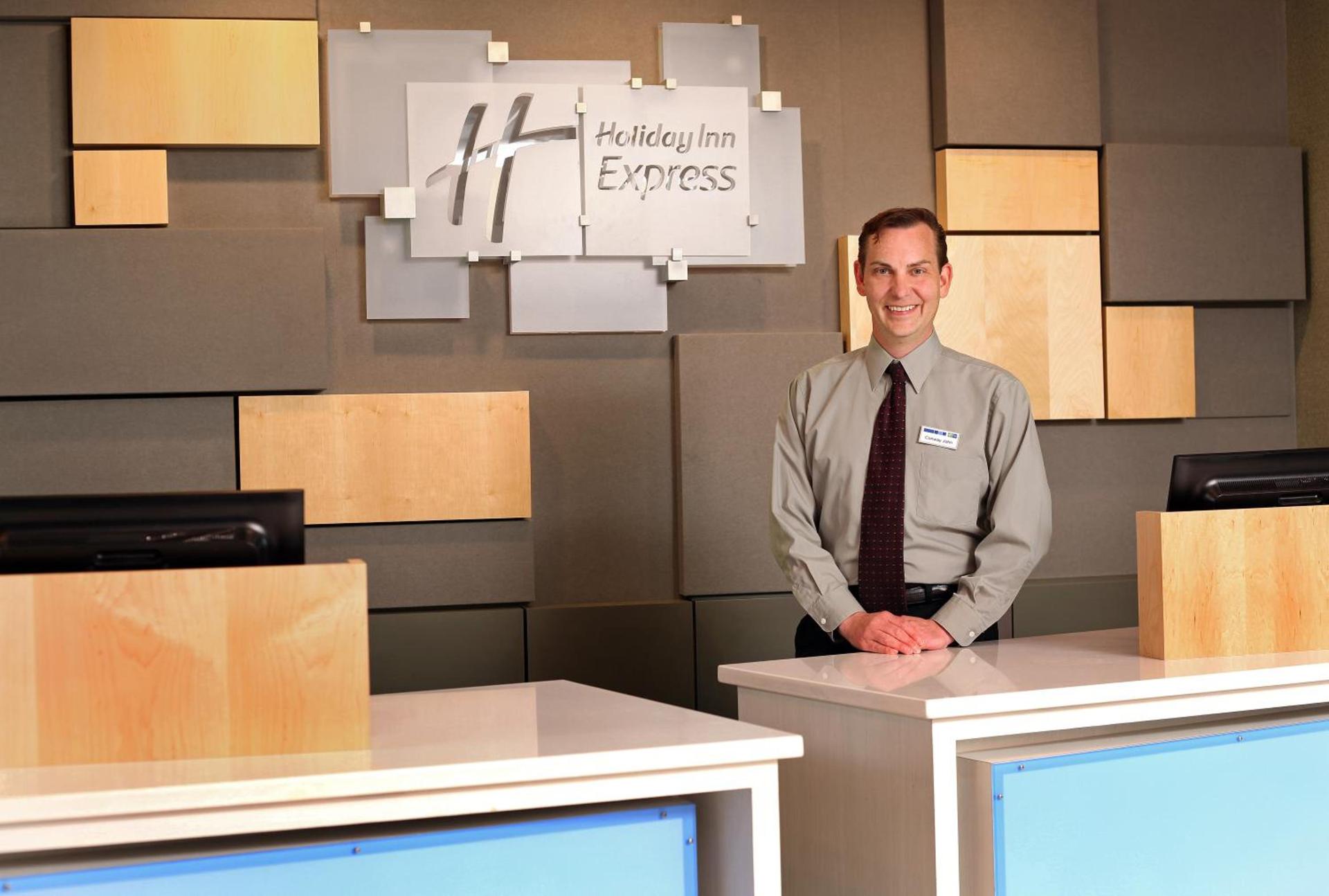 Holiday Inn Express & Suites Omaha South Ralston Arena by IHG photo 2