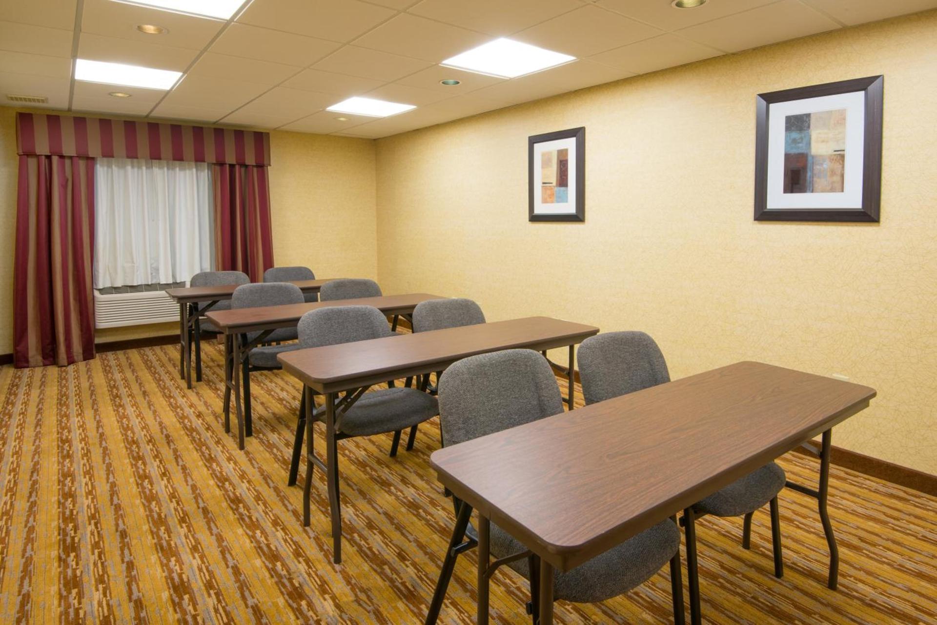 Holiday Inn Express Hotel & Suites Wauseon by IHG photo 5