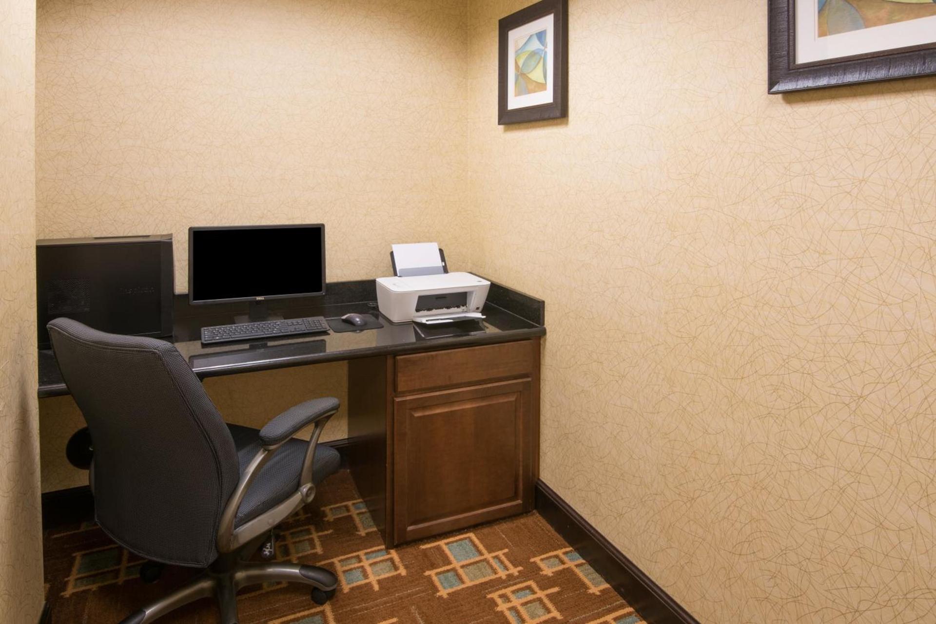 Holiday Inn Express Hotel & Suites Wauseon by IHG photo 11