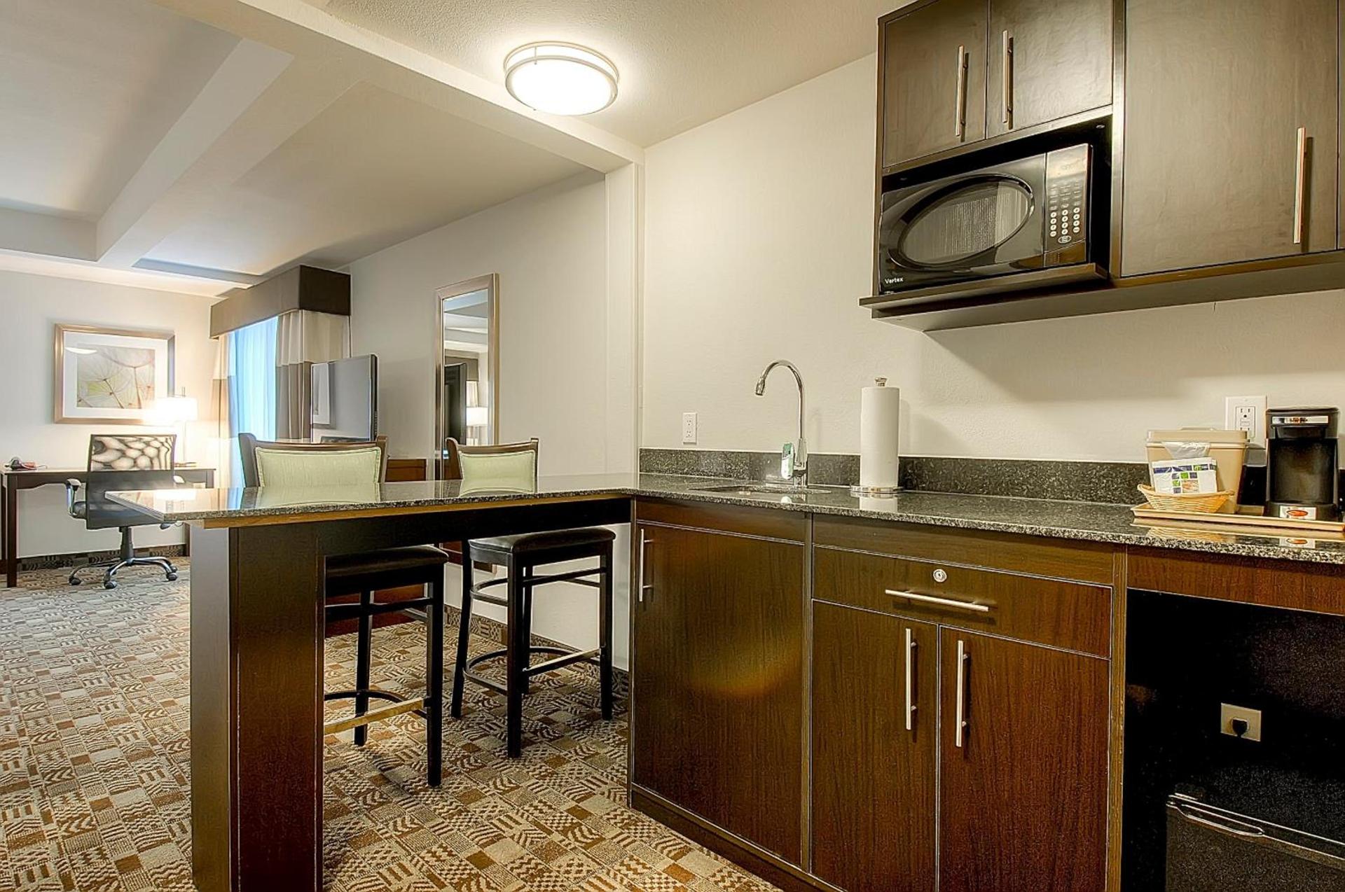 Holiday Inn Express & Suites Carlsbad Beach by IHG photo 11