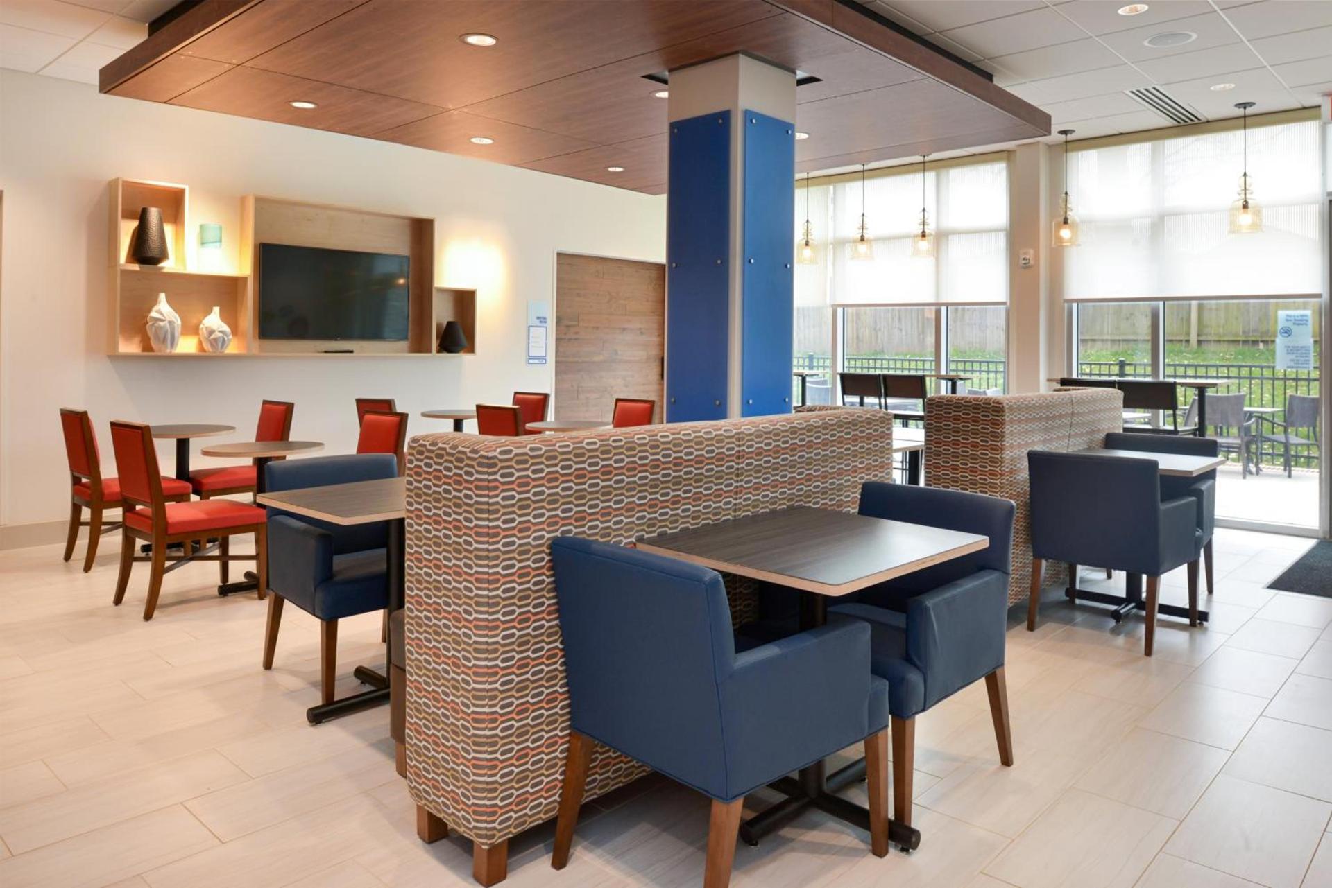 Holiday Inn Express & Suites - Ottumwa by IHG photo 31