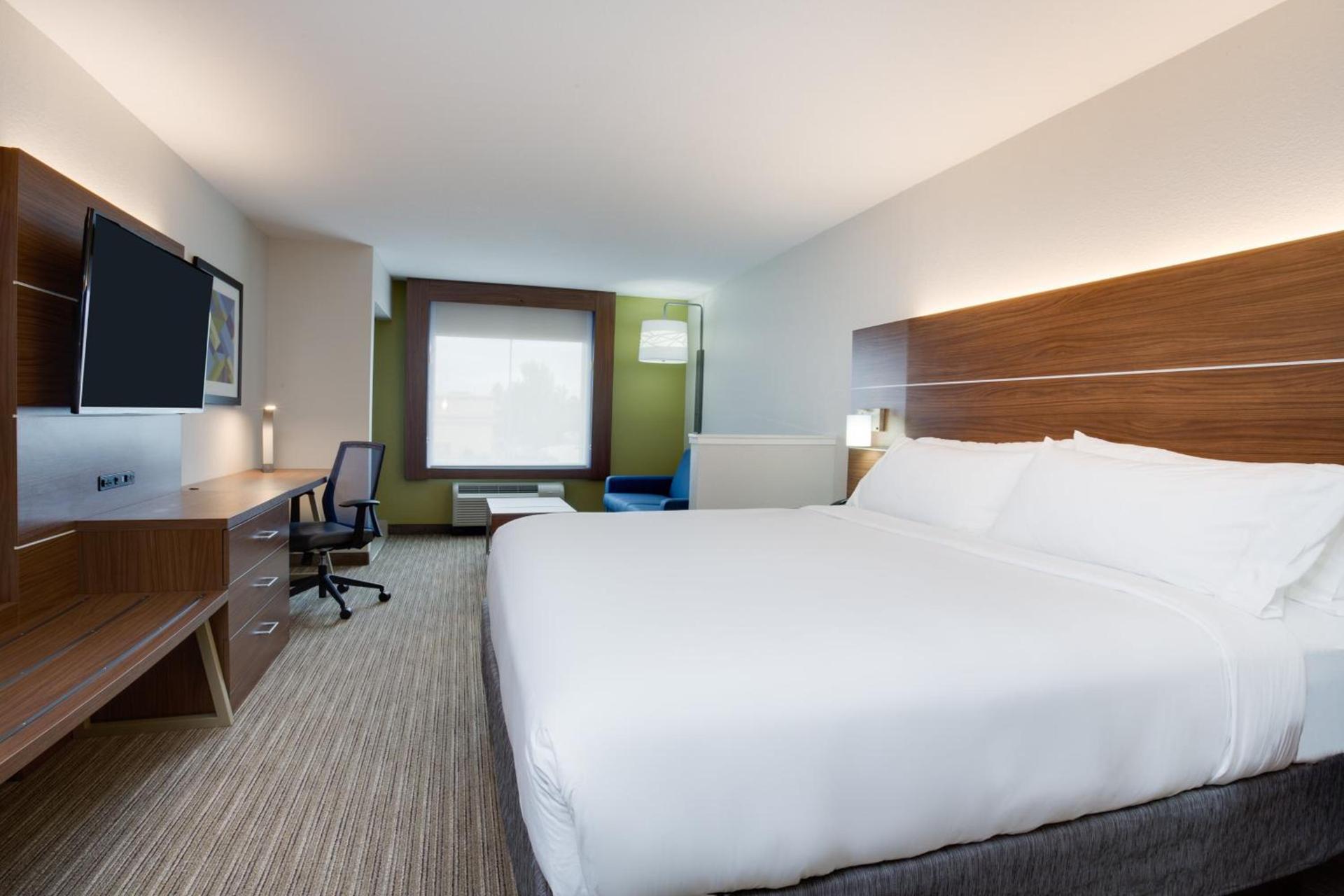 Holiday Inn Express & Suites. by IHG photo 6